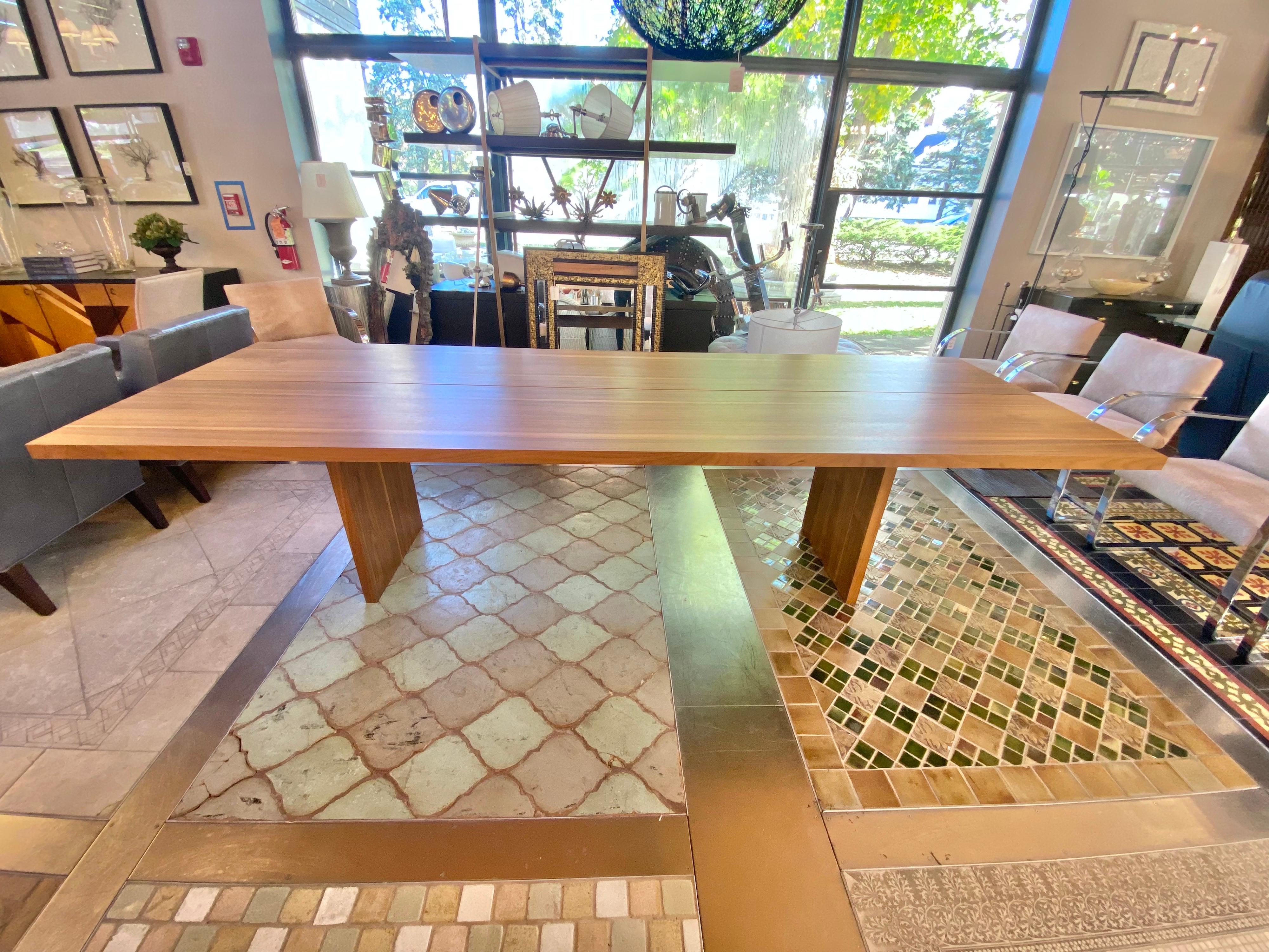 Modern wooden dinning table 

Measures: 116