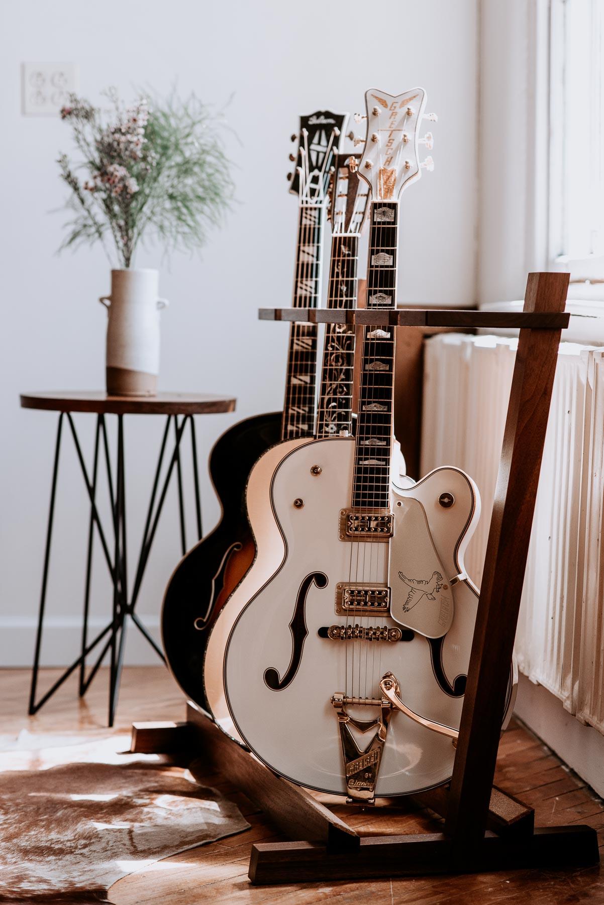Moderner Holz- Gitarrenständer aus Holz – Olin-Modell (21. Jahrhundert und zeitgenössisch)