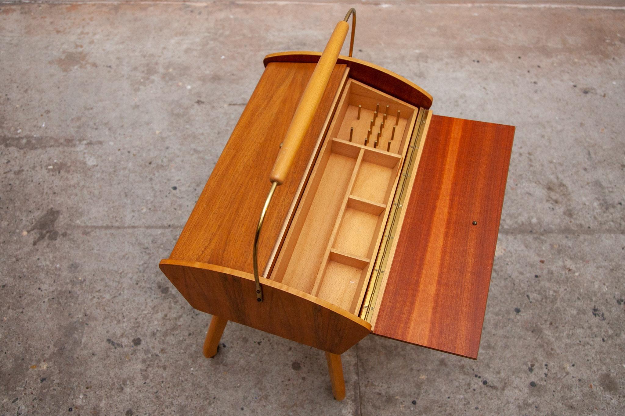 Milieu du XXe siècle Boîte à couture moderne en bois, table d'appoint avec rangement, Allemagne, années 1960