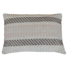 Modernes Kissen aus Wolle und Baumwolle mit geometrischem Muster in gedämpften Tönen
