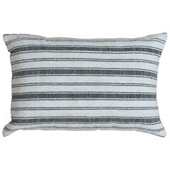 Coussin moderne en laine et coton à motif rayé blanc et gris