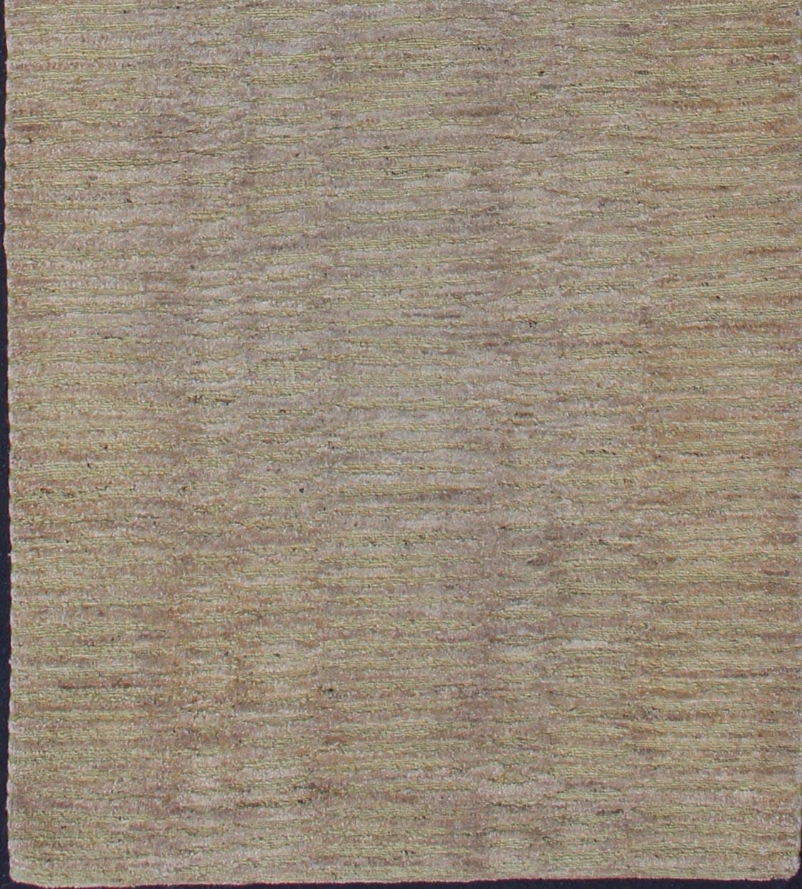 Moderner tibetischer Teppich mit buntem Muster, Teppich 19-0840, Herkunftsland / Typ: Nepal / Modern

Dieser Teppich aus Nepal ist aus Wolle und Seide gefertigt und zeigt ein Allover-Muster in verschiedenen Tönen von Hellbraun und Taupe.
Maße: 3'1 x