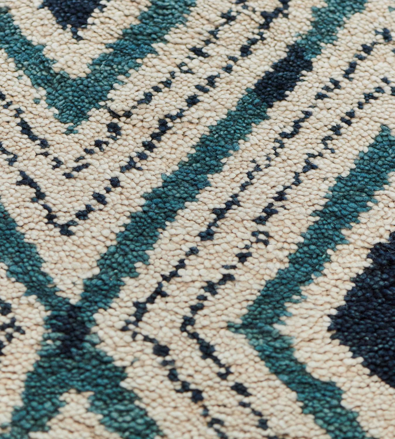 Modern Wool Diamond Pattern Handwoven Rug In New Condition For Sale In West Hollywood, CA