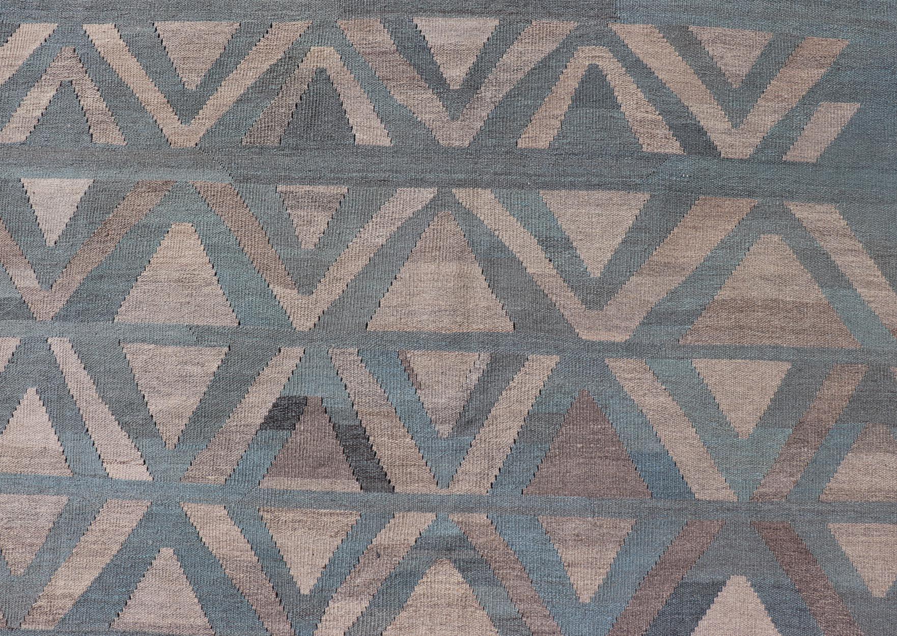 Moderner moderner Wollkilim mit geometrischem Diamantmuster in Blautönen im Angebot 4