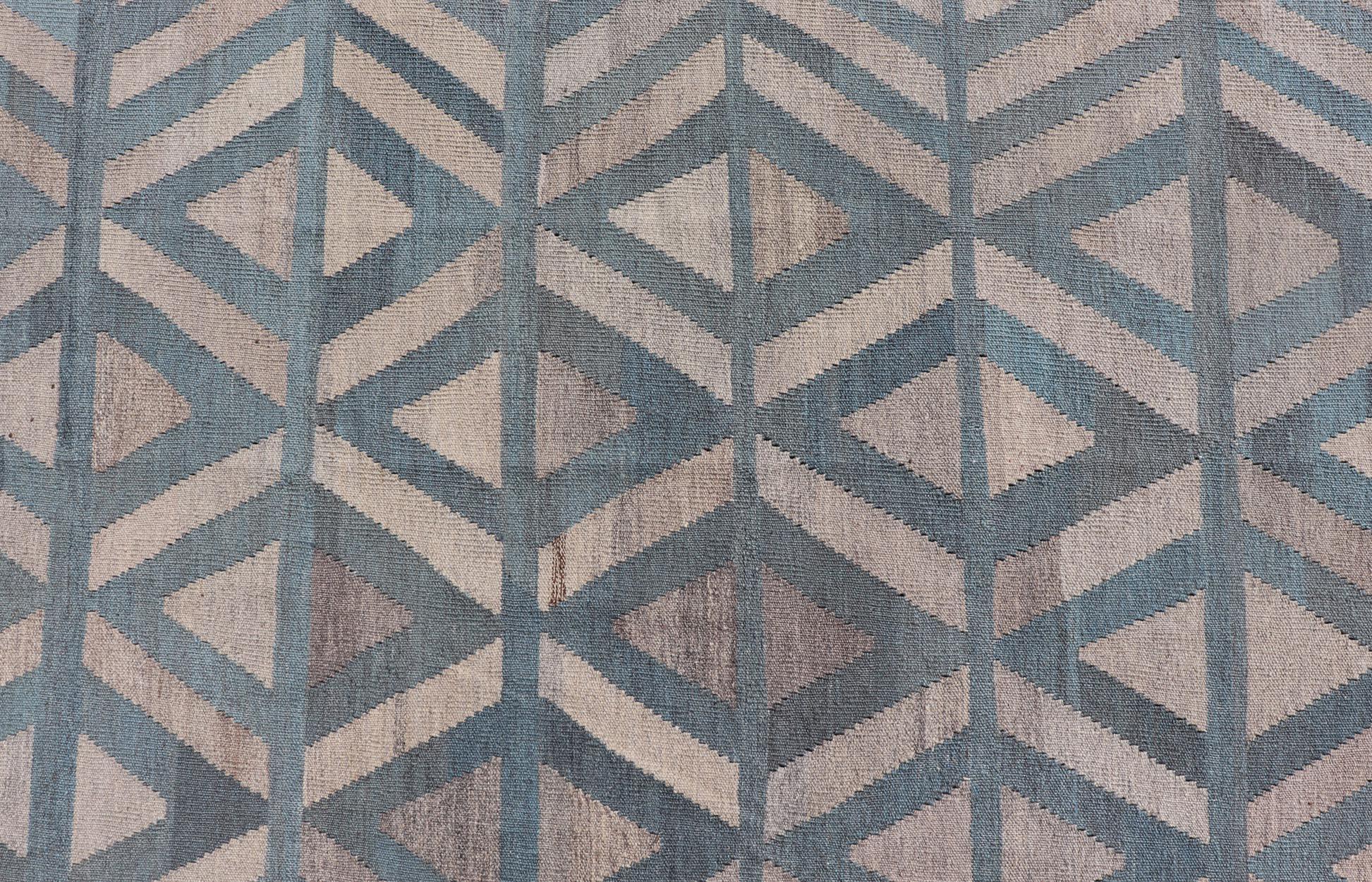 Der moderne Design-Kelim wird in Afghanistan handgewebt. Der Teppich zeichnet sich durch ein modernes geometrisches Rautendesign mit verschiedenen Motiven in mehrfarbigen Farben aus, das diesen Teppich zu einer Vielzahl klassischer, moderner,