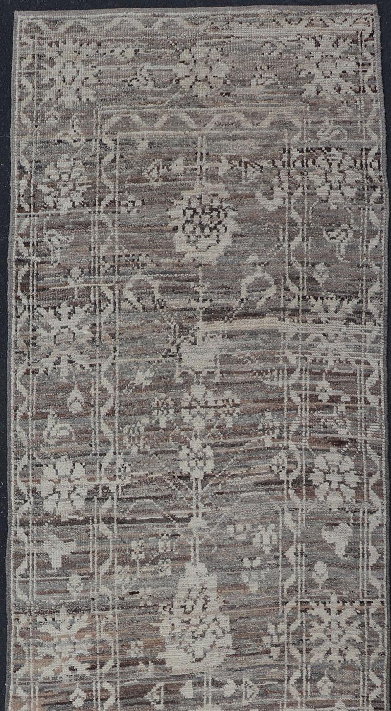 Misure: 3'3 x 11'9 

Keivan Woven Arts Runner moderno in lana Oushak annodato a mano in Afghanistan nei colori marrone chiaro, grigio e bianco sporco.

Keivan Woven Arts Tappeto moderno annodato a mano/ AFG-39491, Paese d'origine / tipo: Afghanistan
