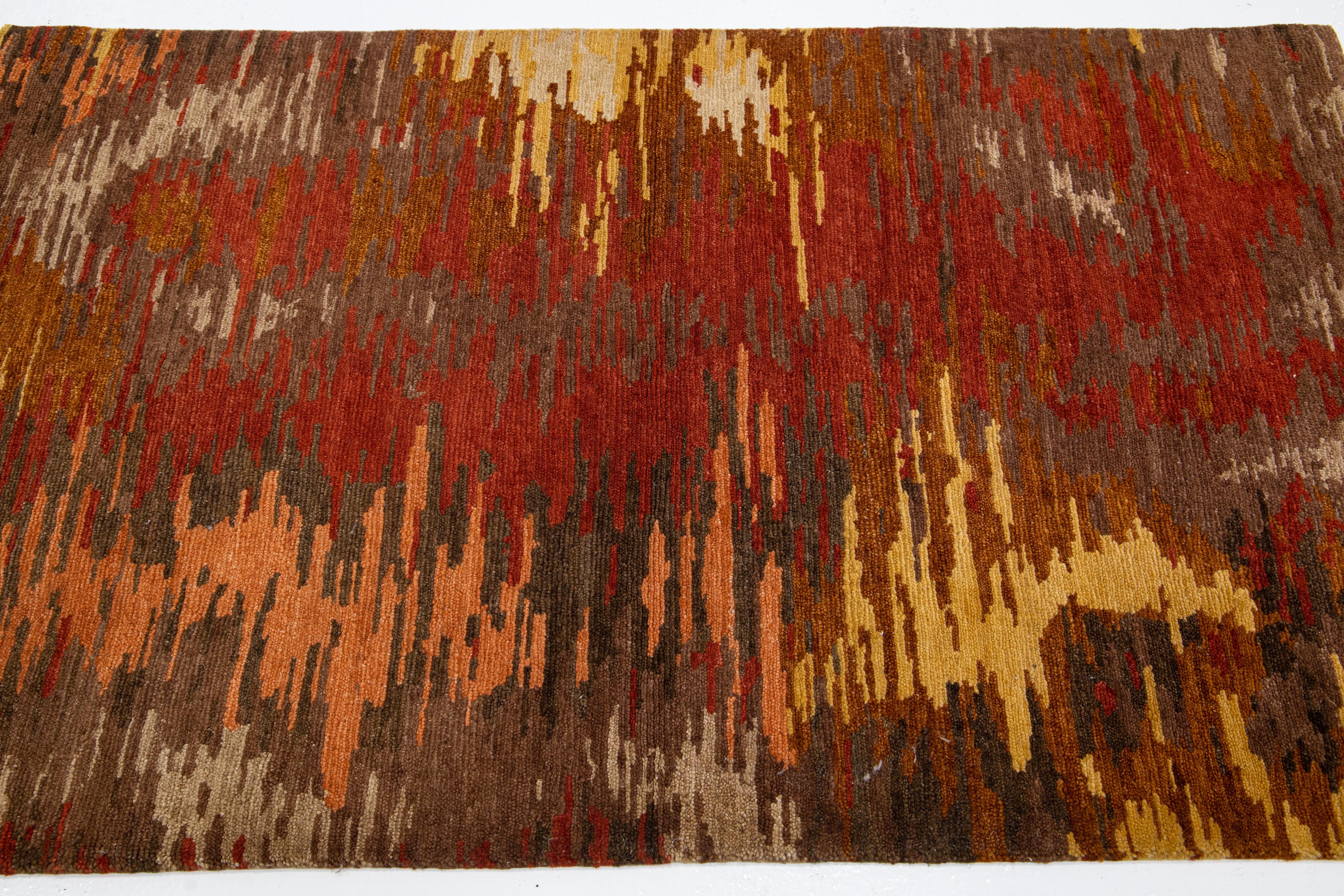 Moderner Wollteppich mit mehrfarbigem Asbtract-Design (Organische Moderne) im Angebot
