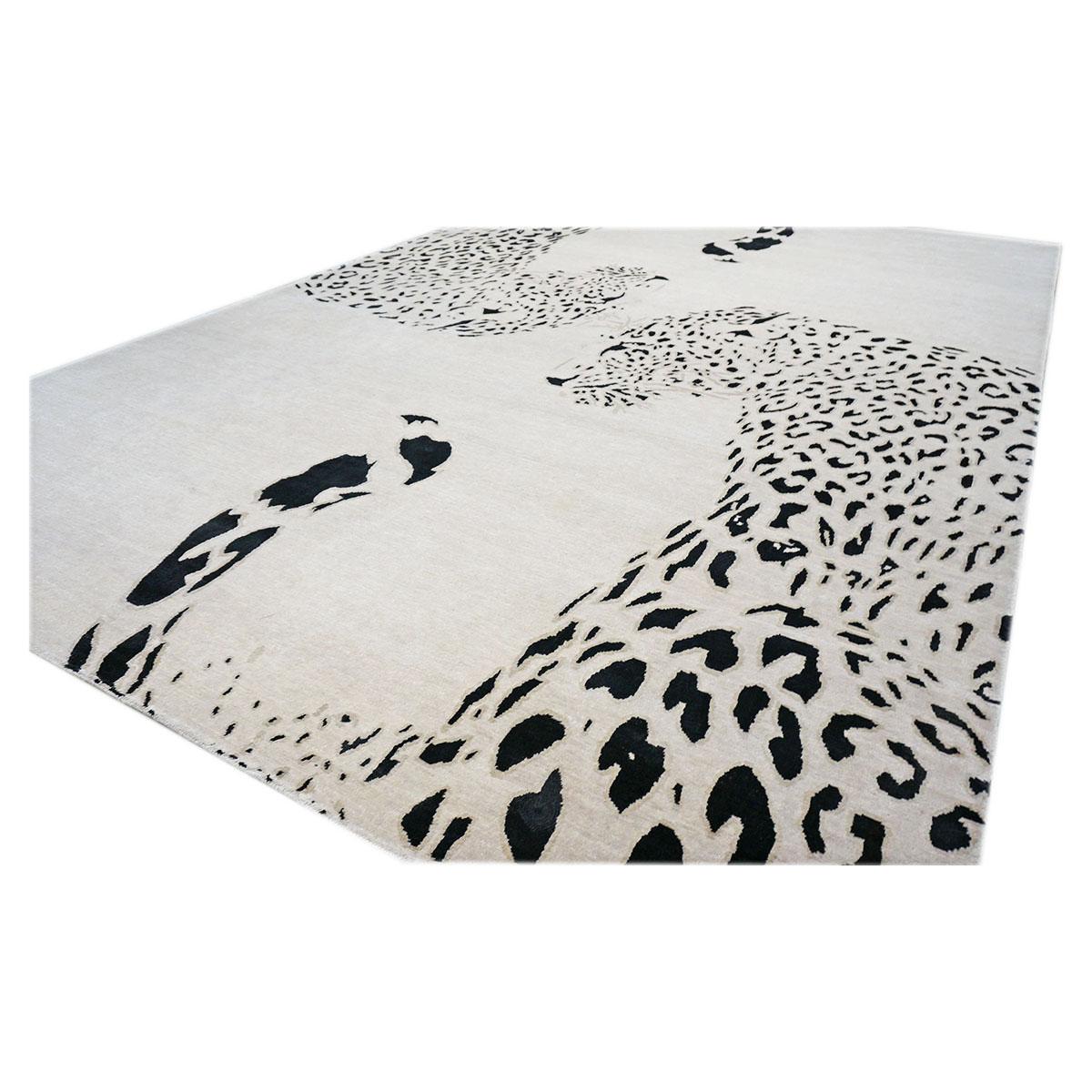 Moderner handgefertigter Teppich aus Wolle und Seide, 9x14, elfenbeinfarben und schwarz, Jaguar Design (Handgefertigt) im Angebot