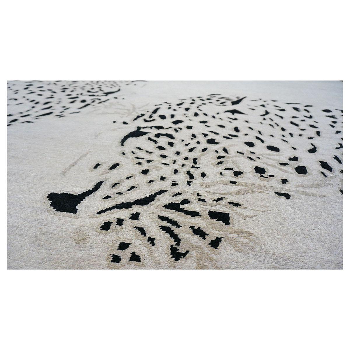 Moderner handgefertigter Teppich aus Wolle und Seide, 9x14, elfenbeinfarben und schwarz, Jaguar Design im Angebot 1