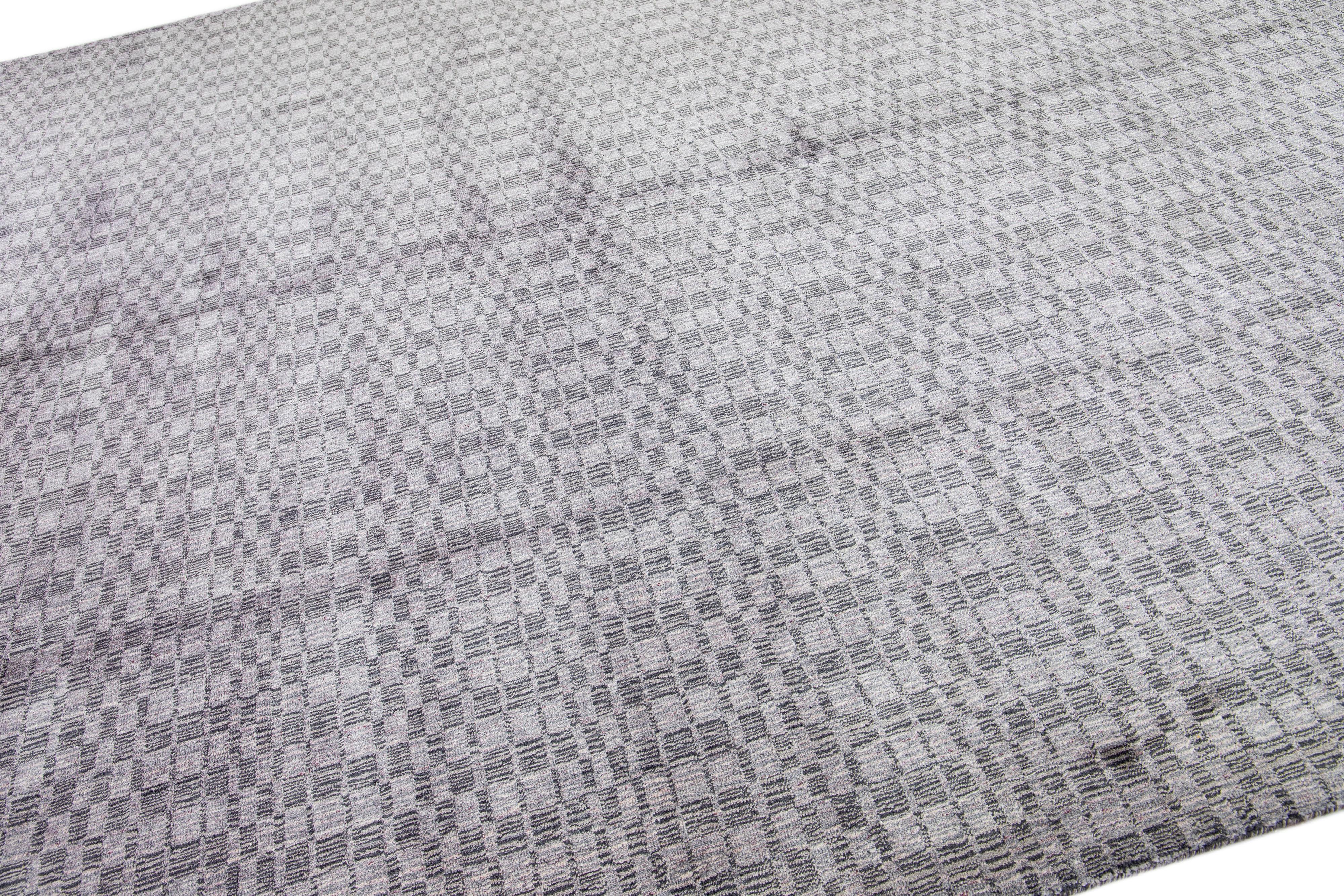 Moderne Tapis moderne gris en laine et soie fait à la main avec un design géométrique en vente
