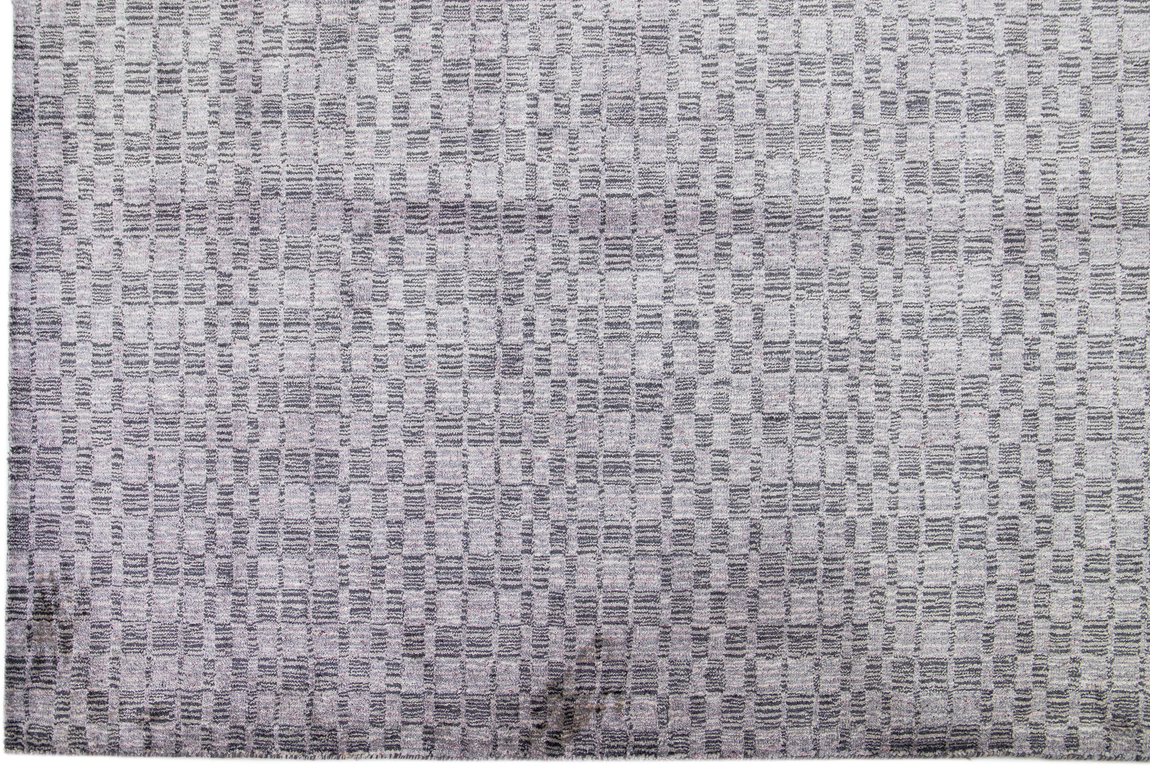 Noué à la main Tapis moderne gris en laine et soie fait à la main avec un design géométrique en vente