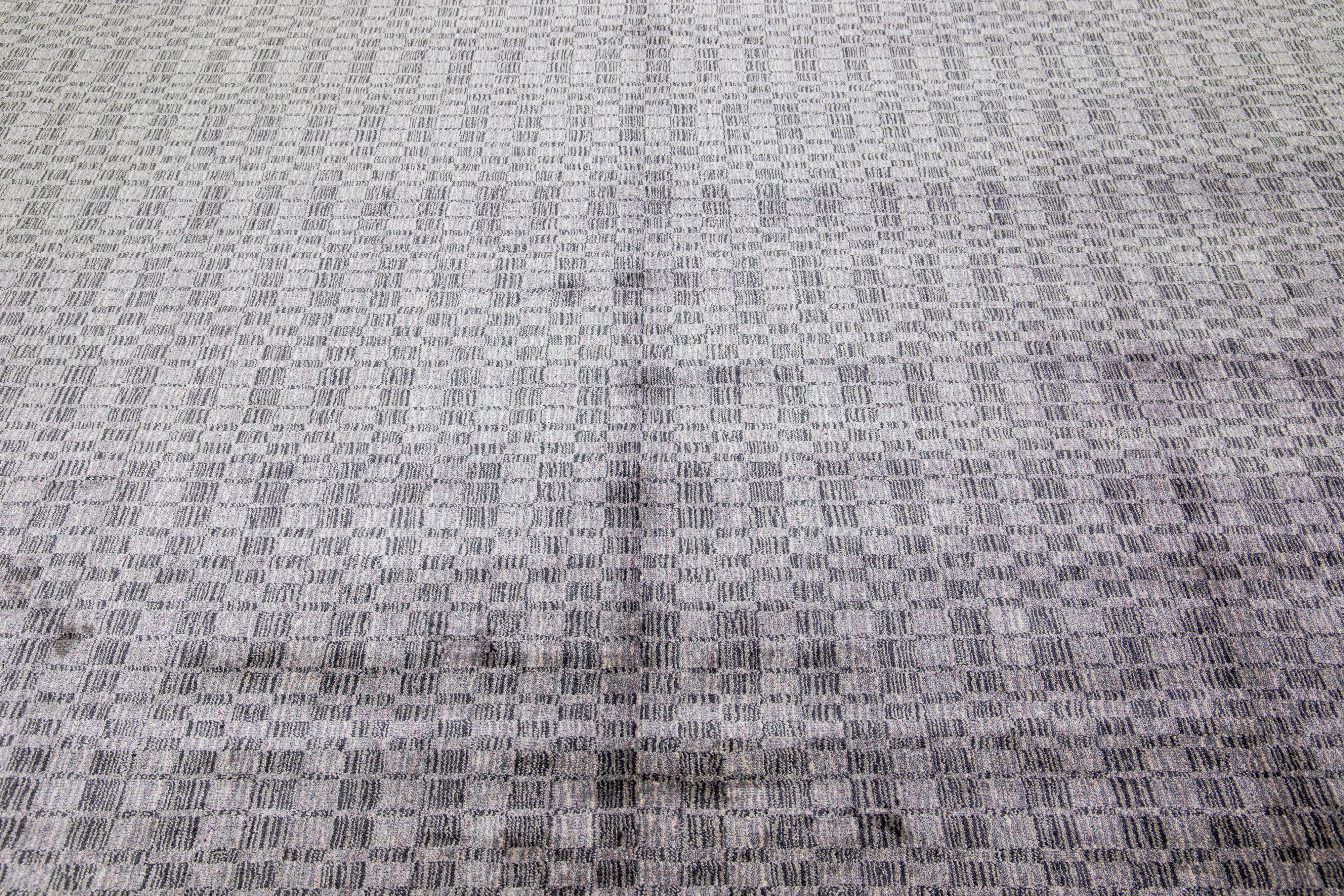 Tapis moderne gris en laine et soie fait à la main avec un design géométrique Neuf - En vente à Norwalk, CT
