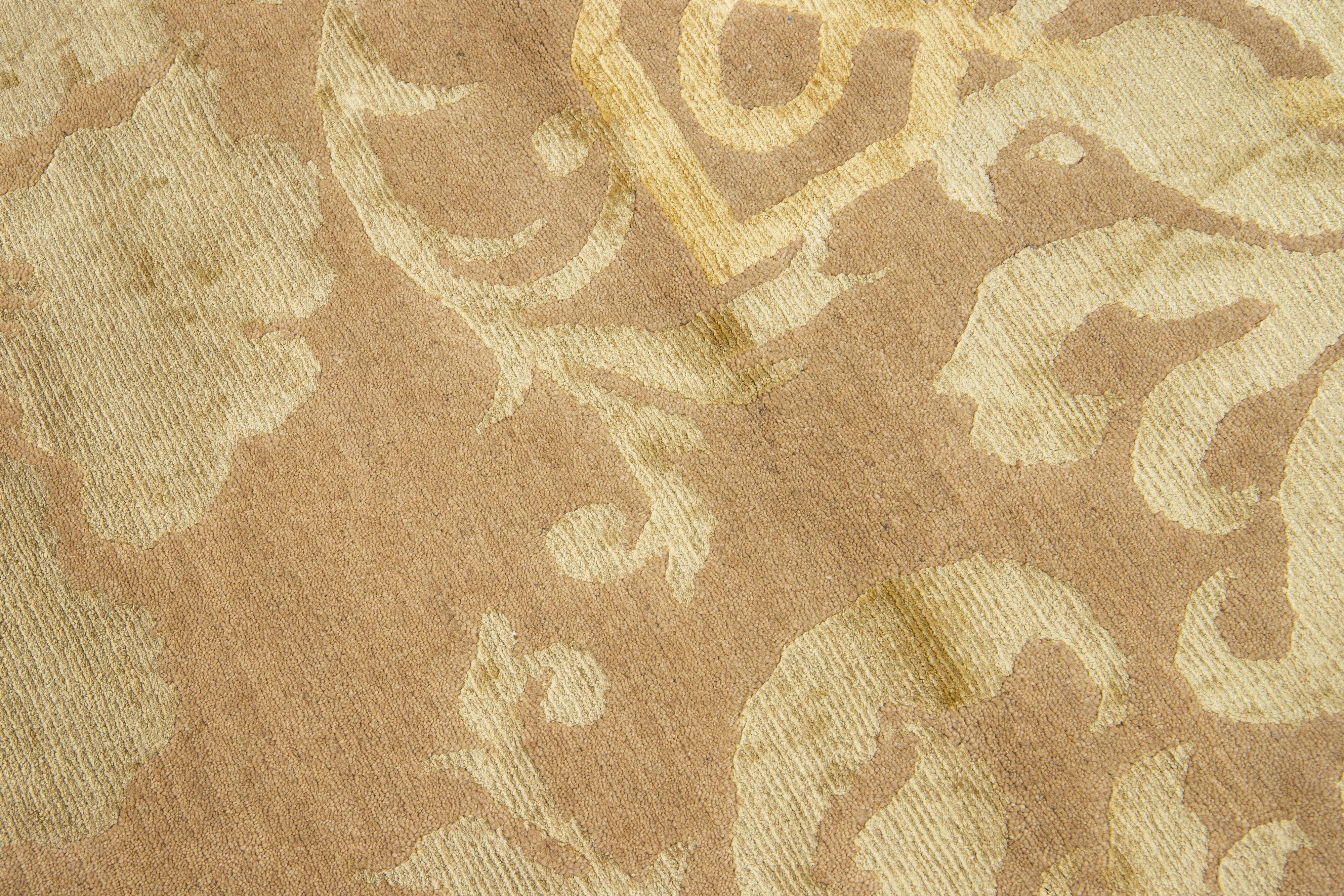 Esta moderna alfombra personalizada presenta un barroco contemporáneo. Lujo accesible en un diseño rico y ornamentado basado en paladares versátiles, elevado por la lana y la seda más finas del Himalaya. Aterciopelados diseños dorados descansan