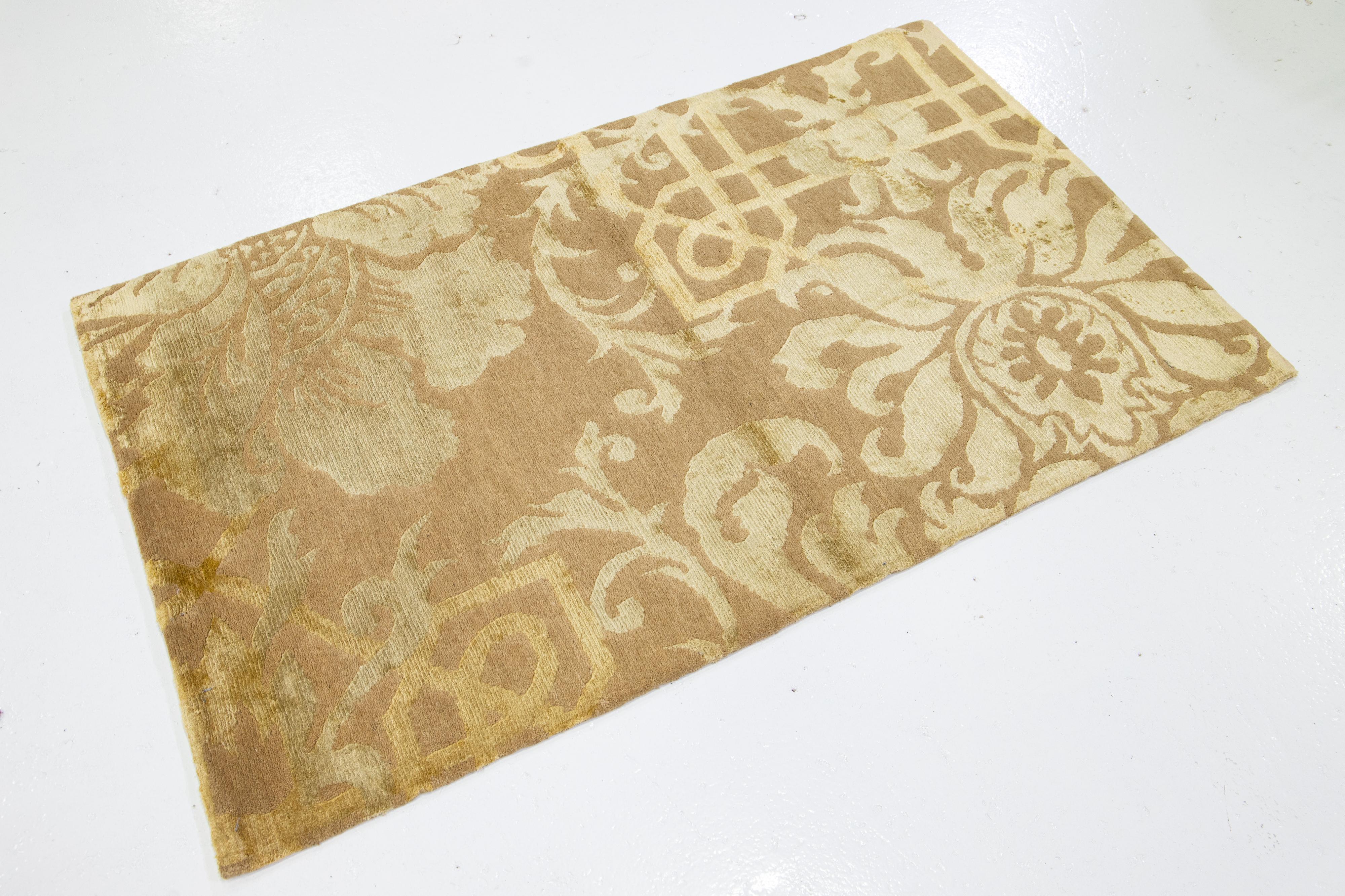 Alfombra moderna de lana y seda con un aterciopelado diseño barroco dorado Moderno orgánico en venta