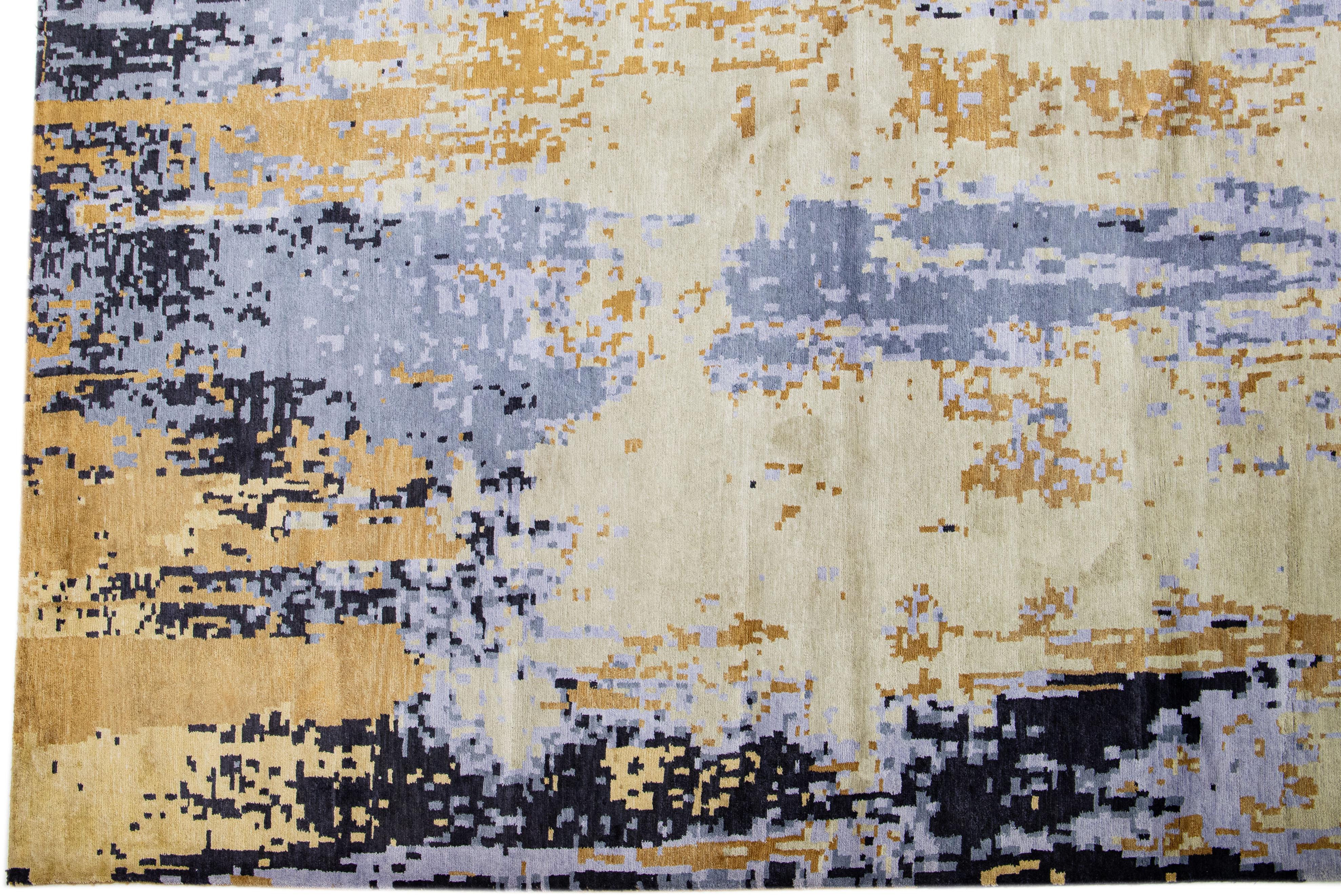 Modern Wool & Silk Rug with Golden Abstract Design In New Condition For Sale In Norwalk, CT