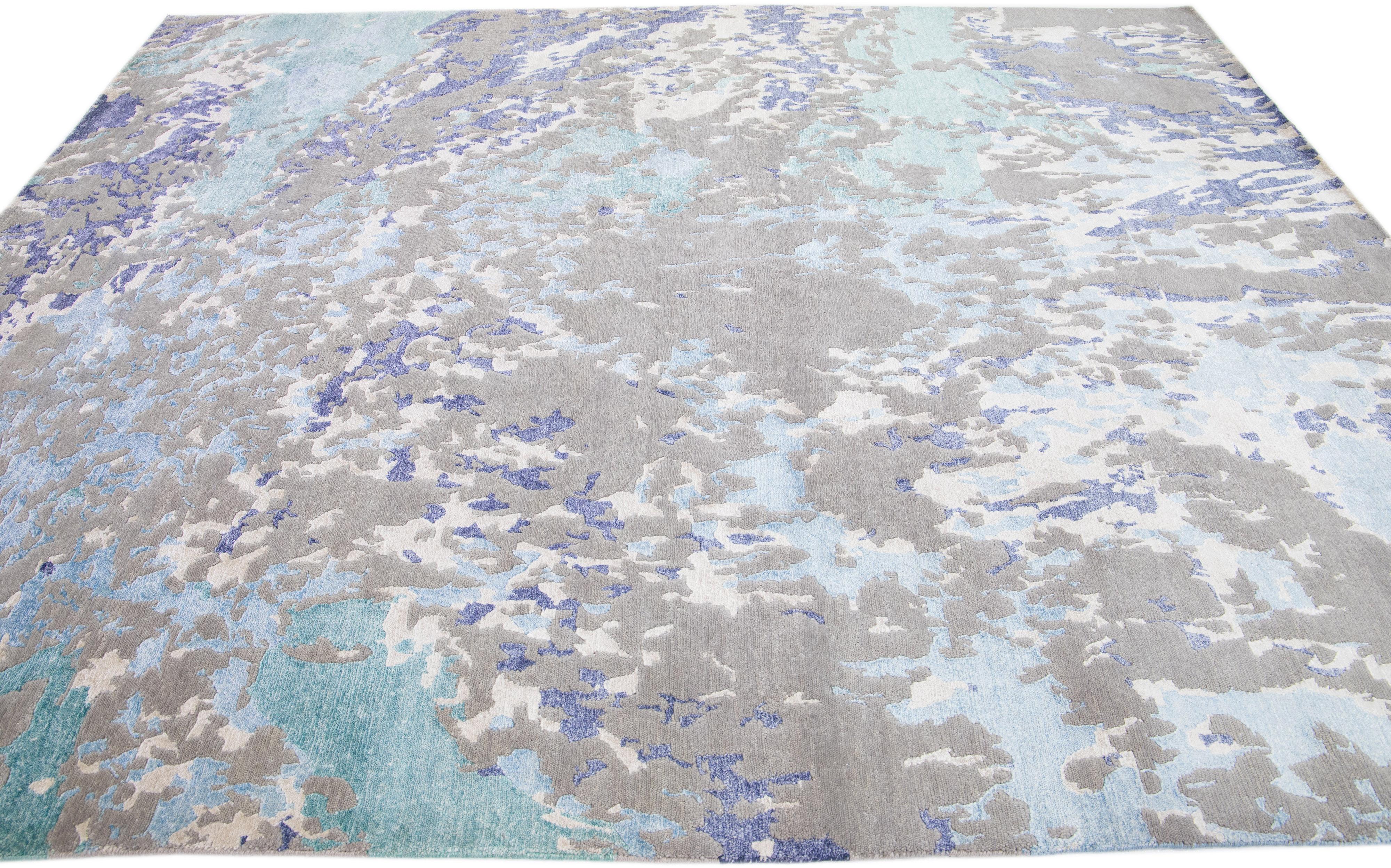 Alfombra moderna de lana y seda con diseño abstracto verde azulado y gris Indio en venta