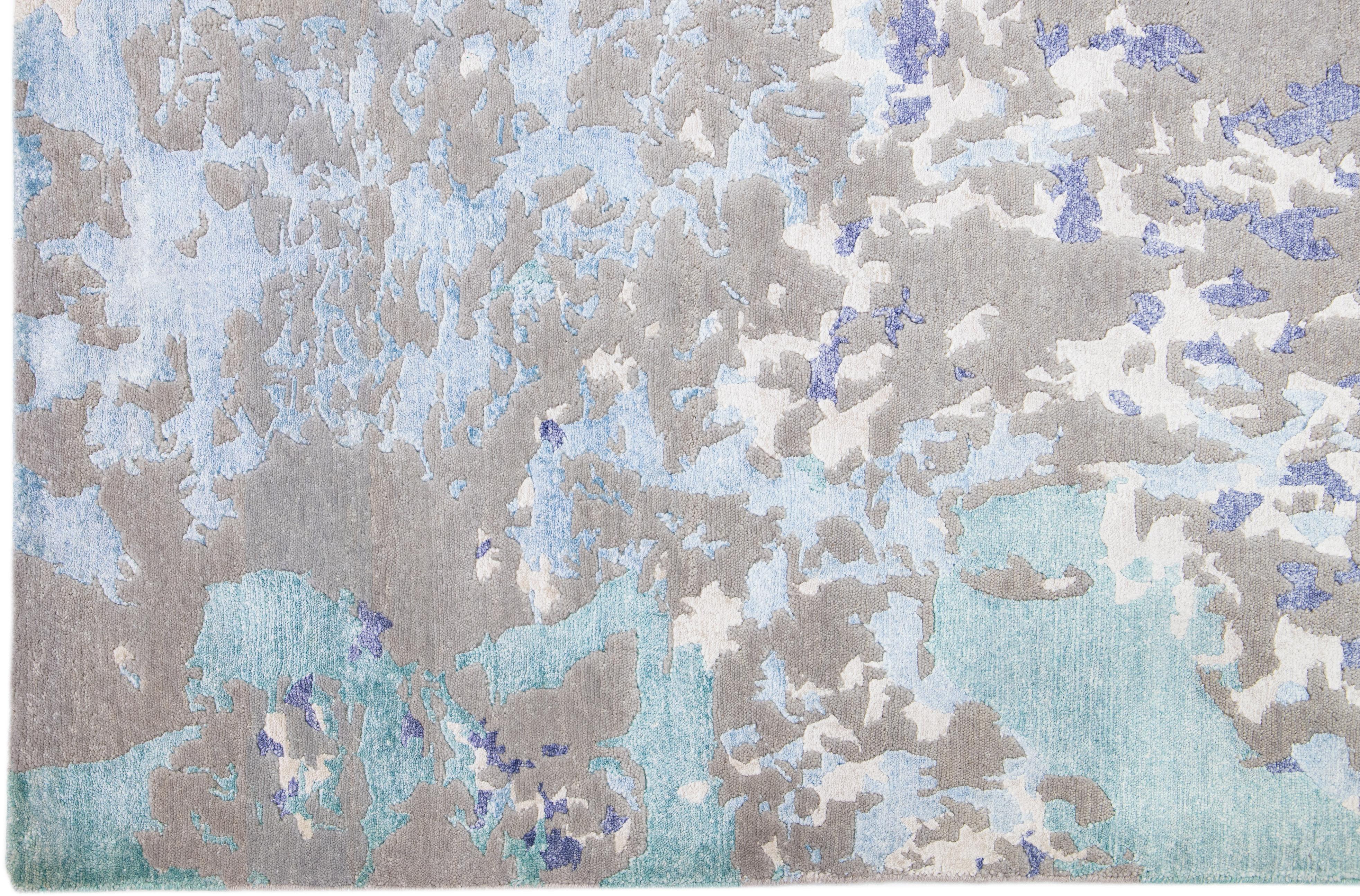 Alfombra moderna de lana y seda con diseño abstracto verde azulado y gris Anudado a mano en venta