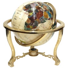 Globe terrestre moderne en pierre semi-précieuse sur support en laiton