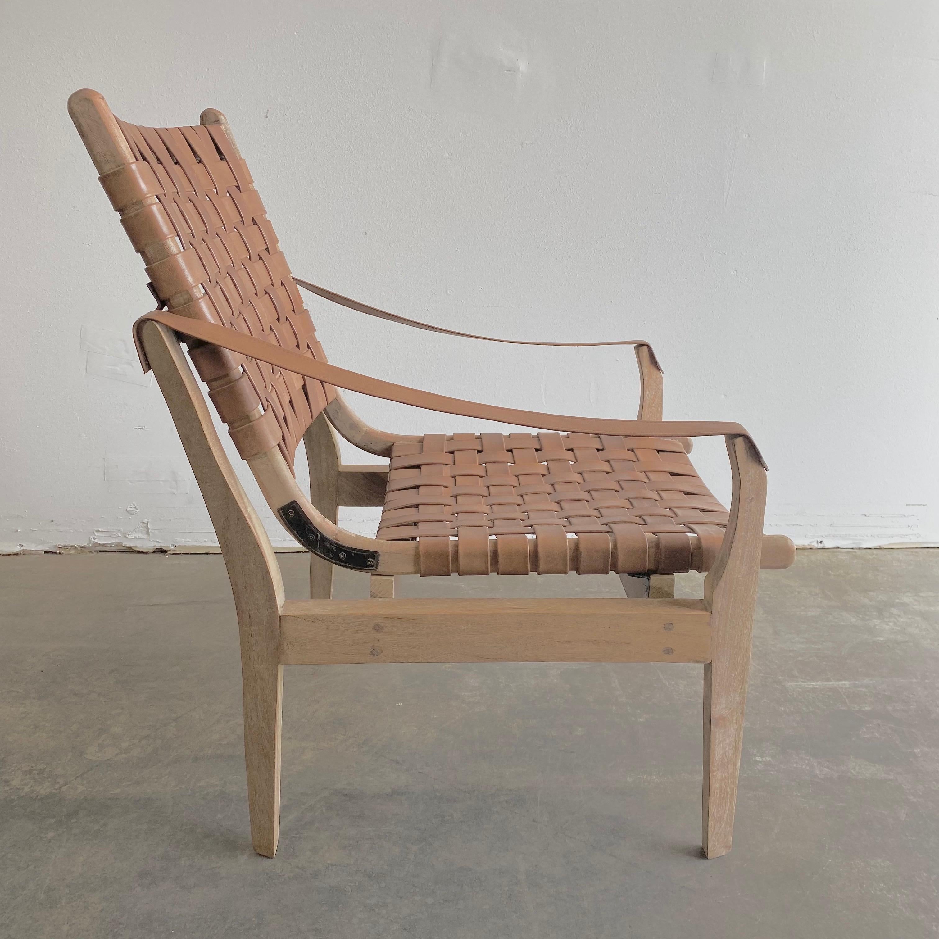 Chaise moderne en bois de teck avec sangle en cuir tissé Neuf - En vente à Brea, CA