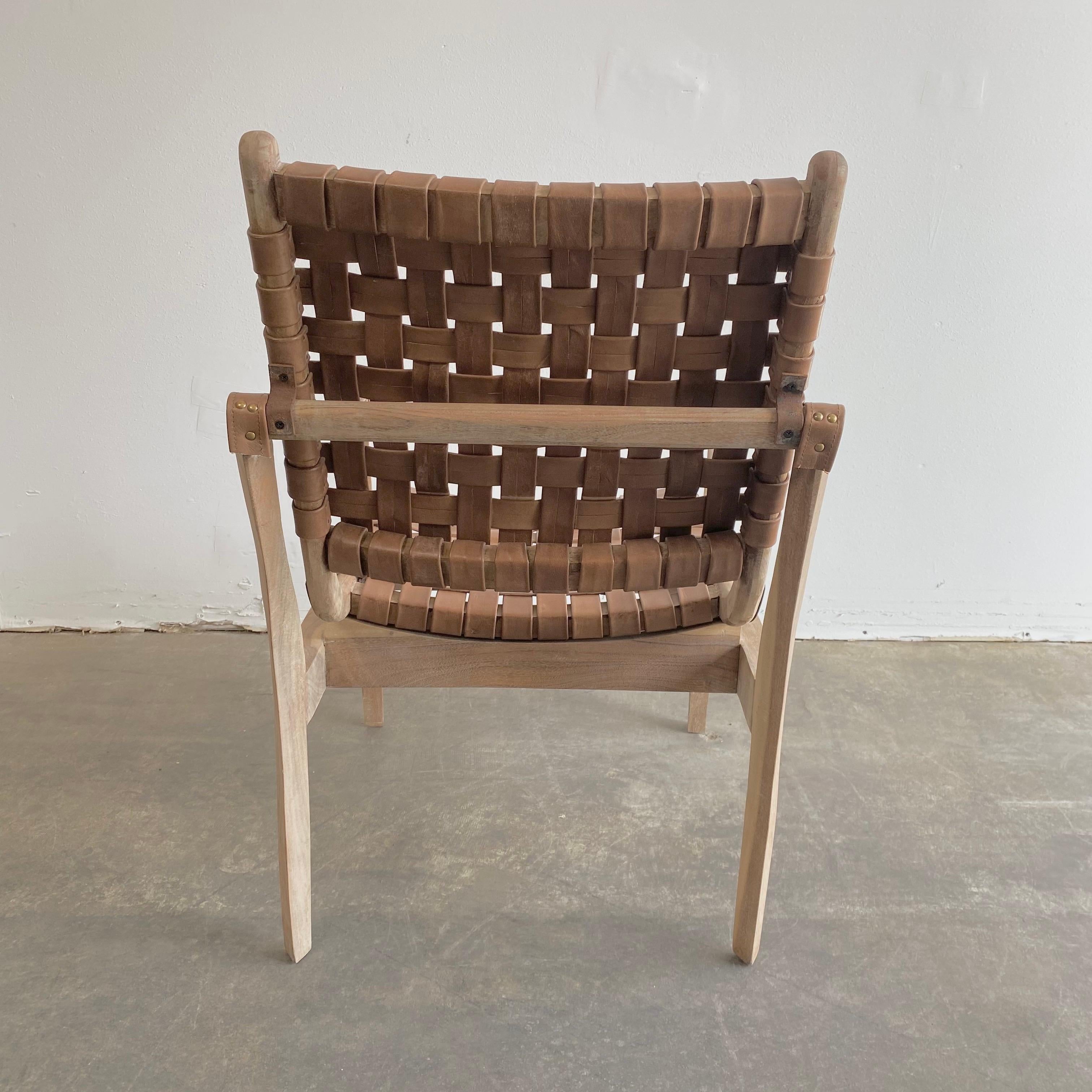 XXIe siècle et contemporain Chaise moderne en bois de teck avec sangle en cuir tissé en vente