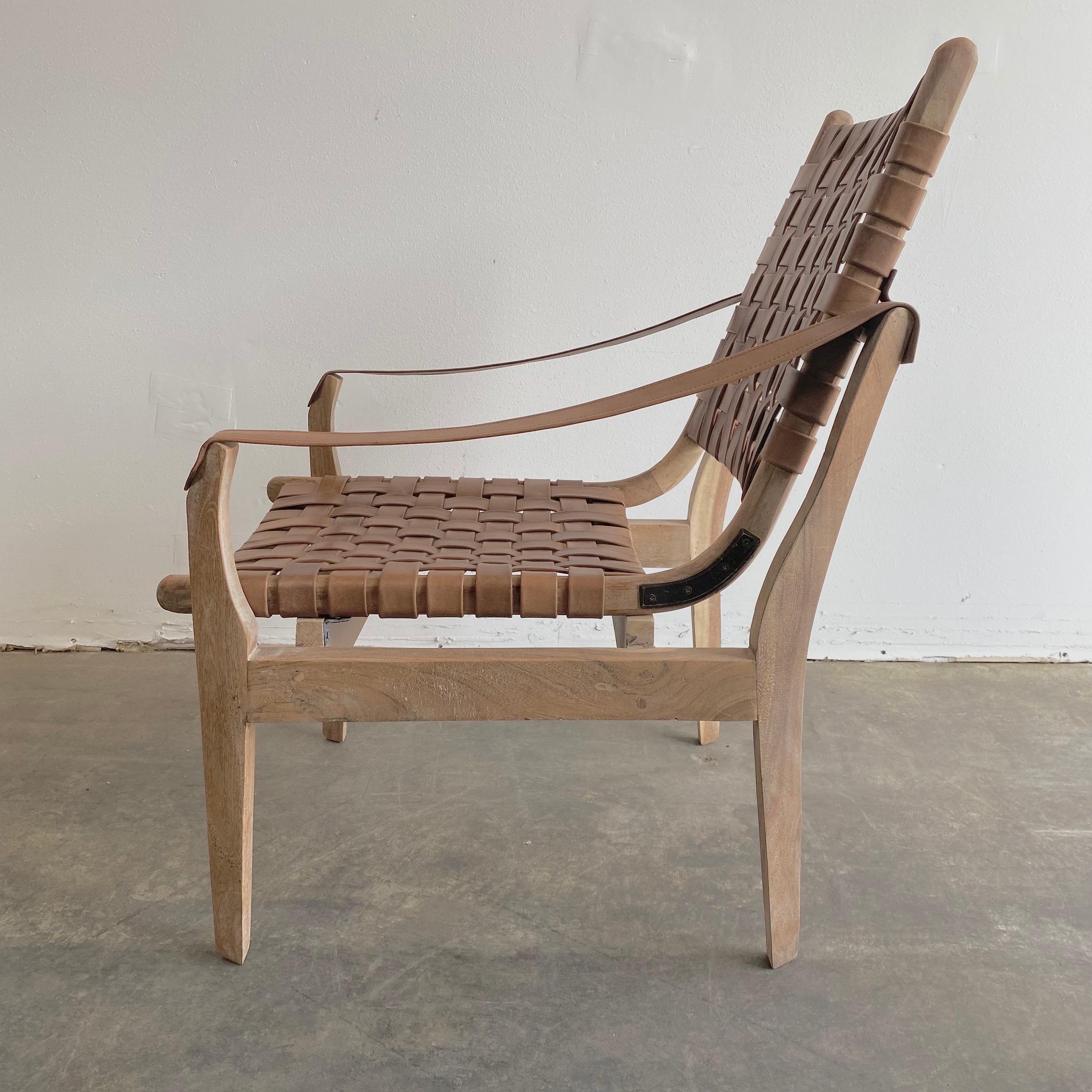 Cuir Chaise moderne en bois de teck avec sangle en cuir tissé en vente