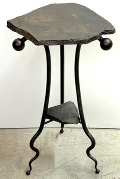 Mesa auxiliar moderna de dos niveles de hierro forjado y pizarra, al estilo de Albert Paley