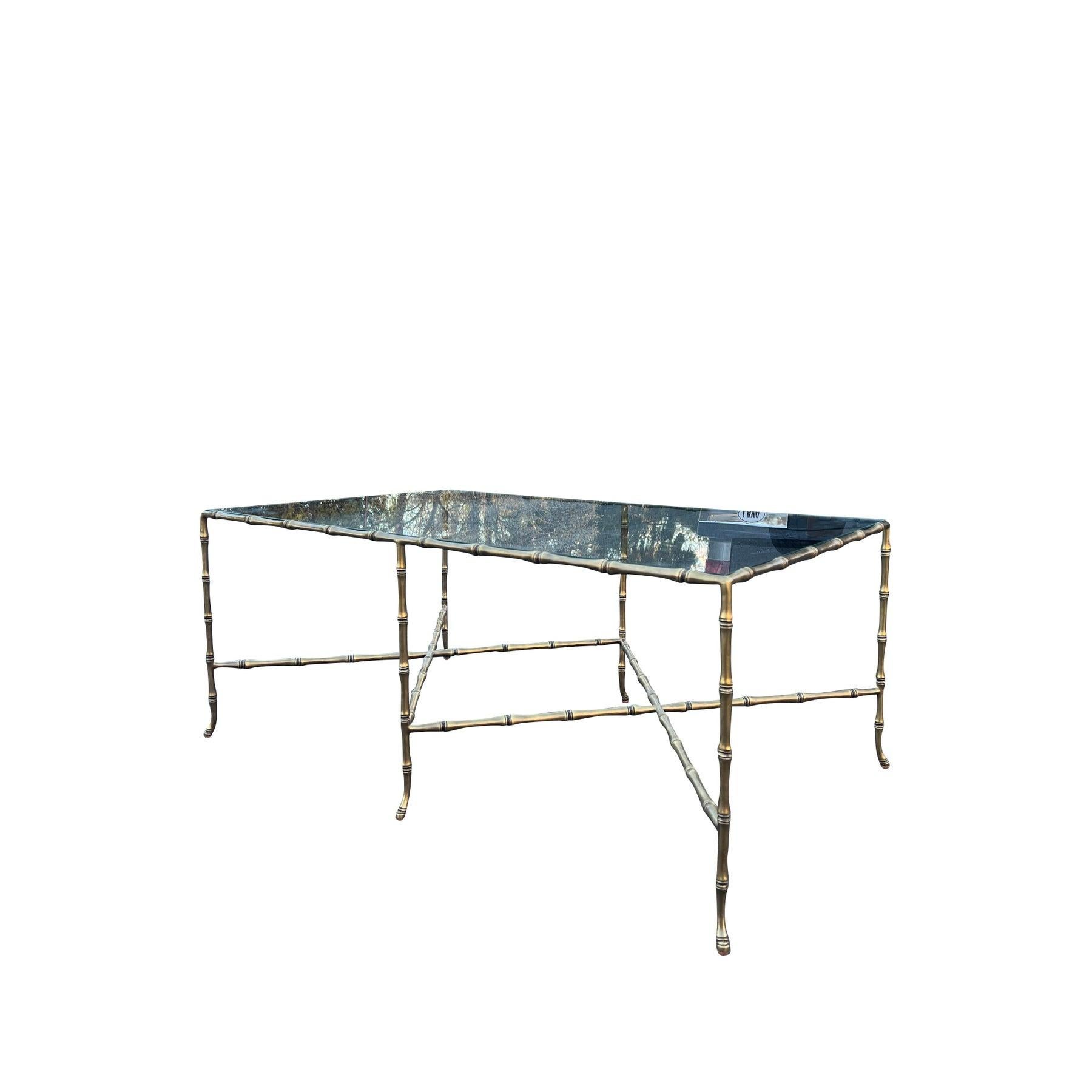 Moderne Table basse moderne en X, laiton doré et verre faux bambou de style Maison Bagues en vente