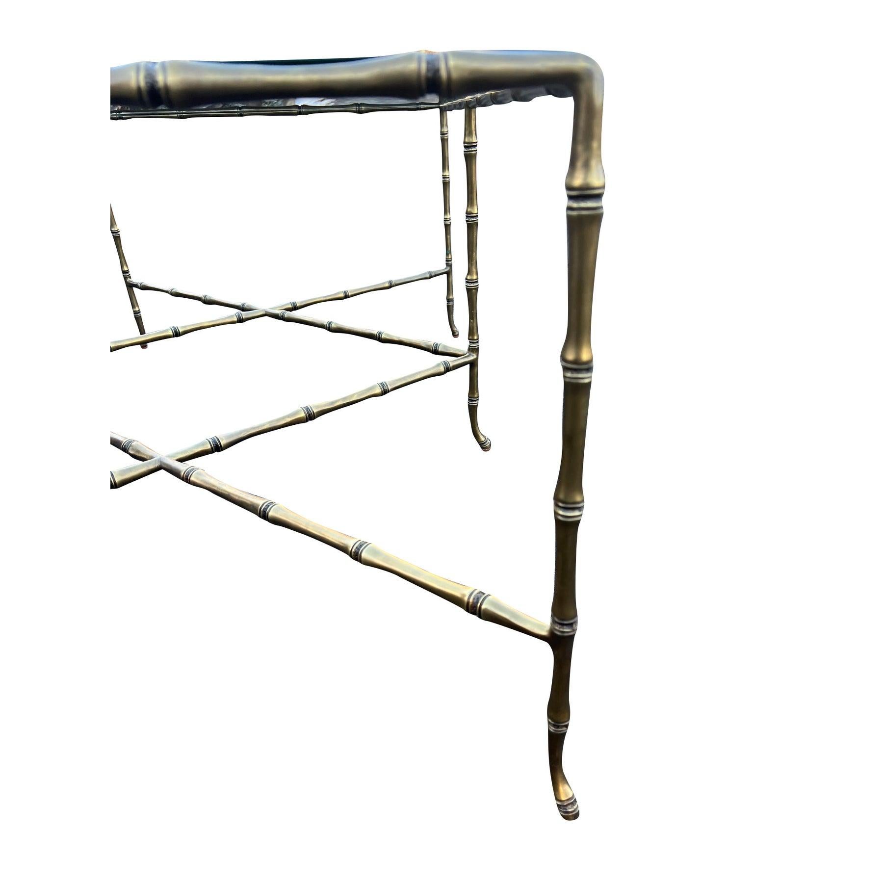 Américain Table basse moderne en X, laiton doré et verre faux bambou de style Maison Bagues en vente