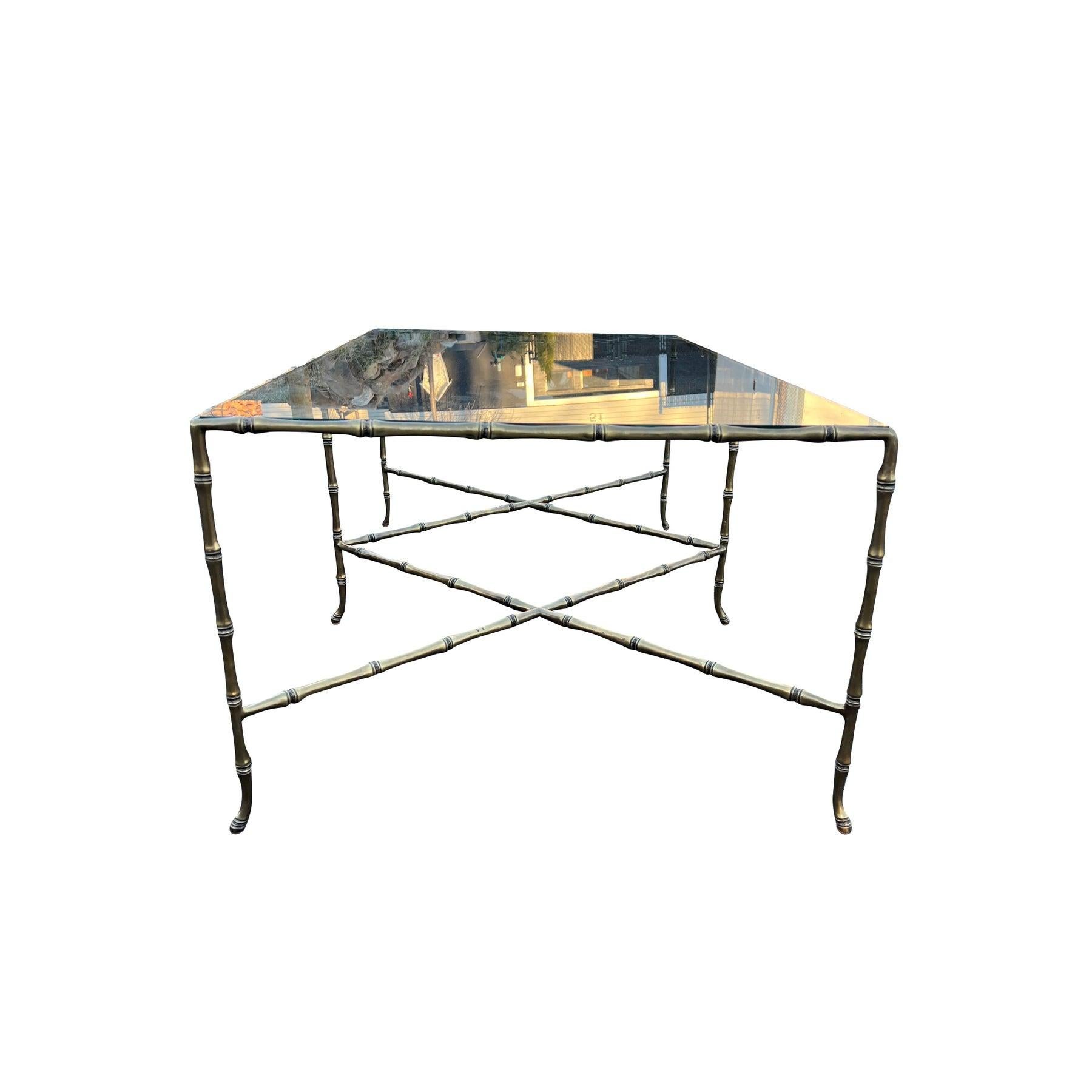 Table basse moderne en X, laiton doré et verre faux bambou de style Maison Bagues Bon état - En vente à Saddle River, NJ
