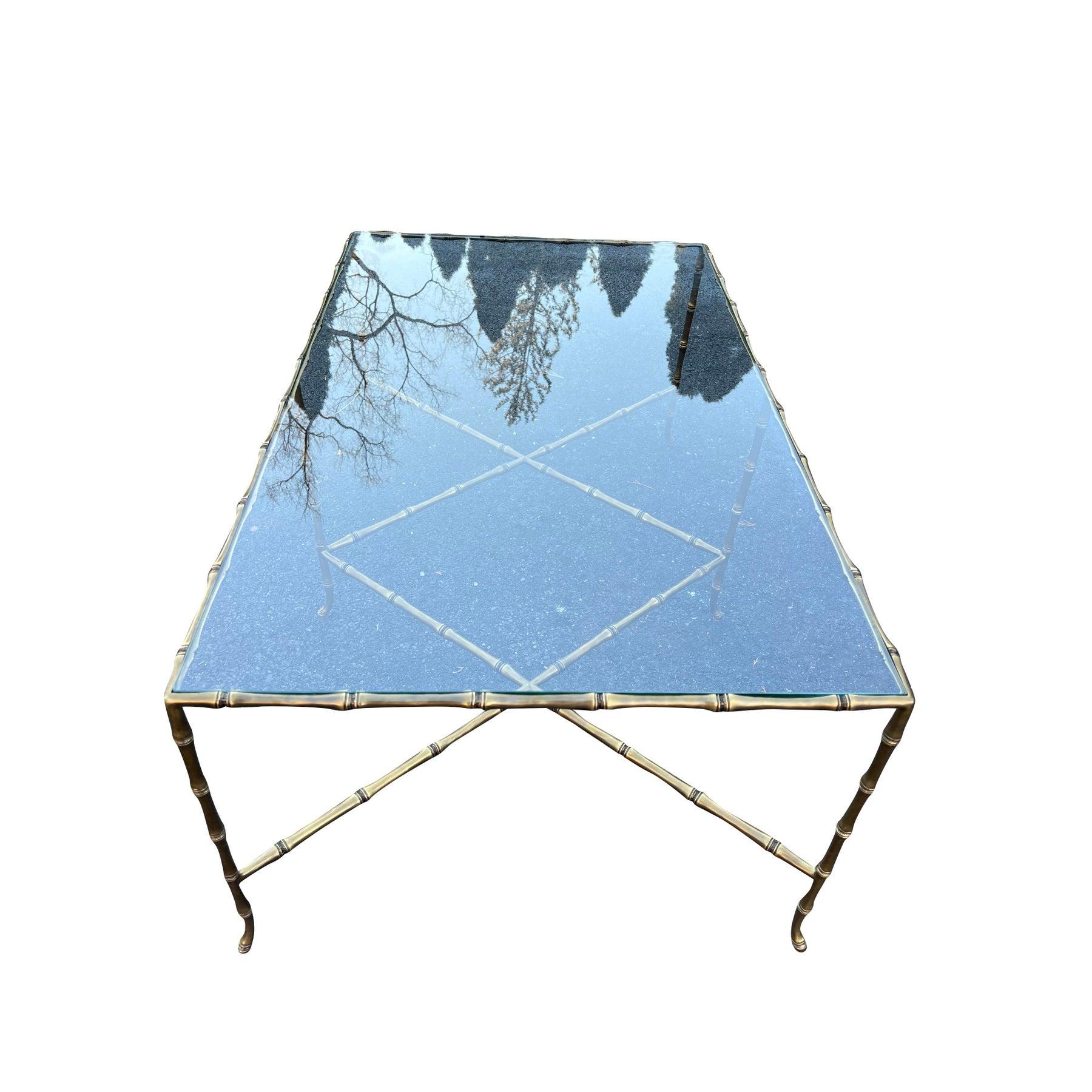 XXIe siècle et contemporain Table basse moderne en X, laiton doré et verre faux bambou de style Maison Bagues en vente