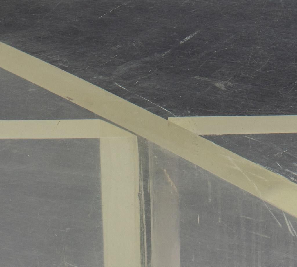 Table basse moderne en forme de X en lucite, 1970 Bon état - En vente à New York, NY