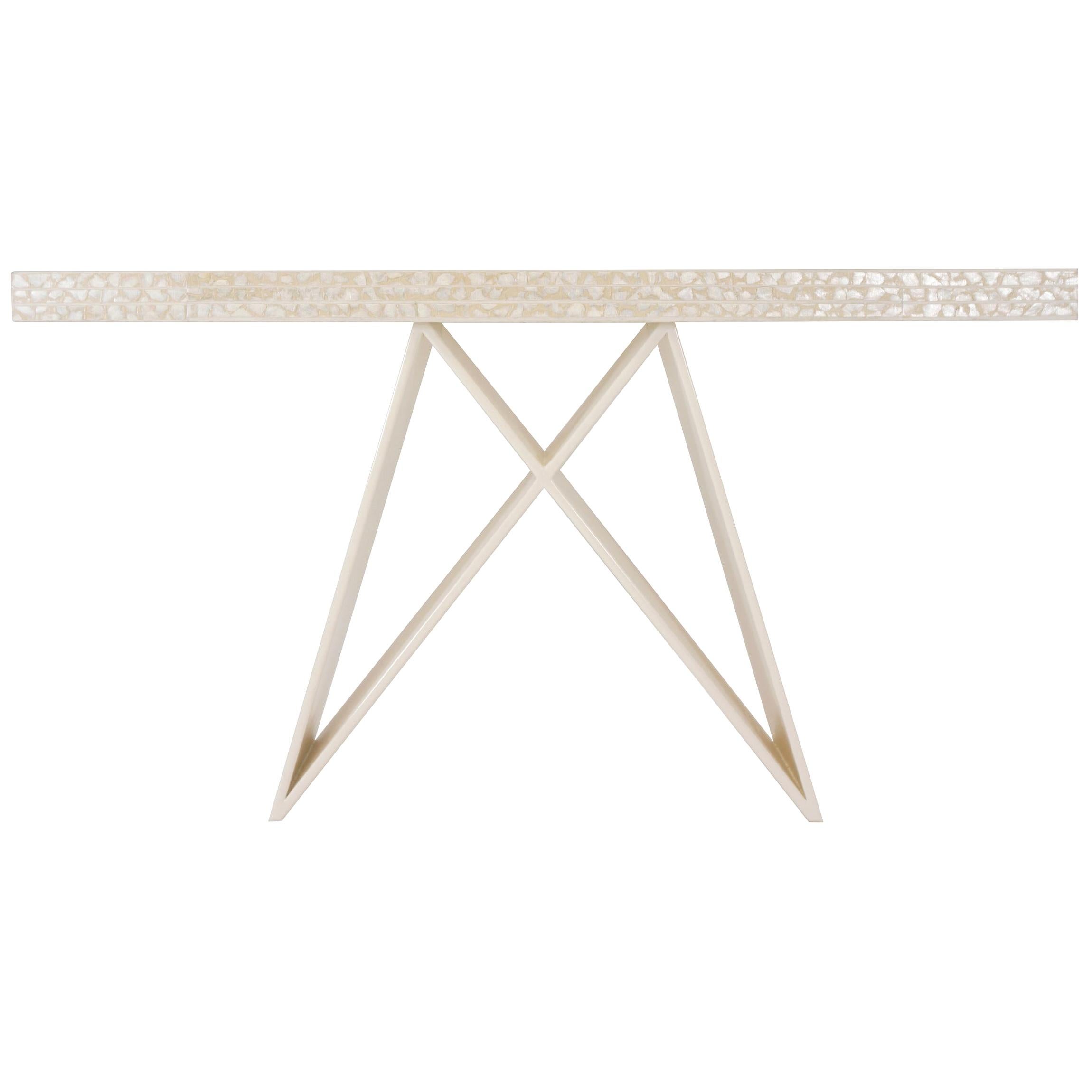 Table console moderne de style X avec plateau en forme de coquillage et base en laque blanche