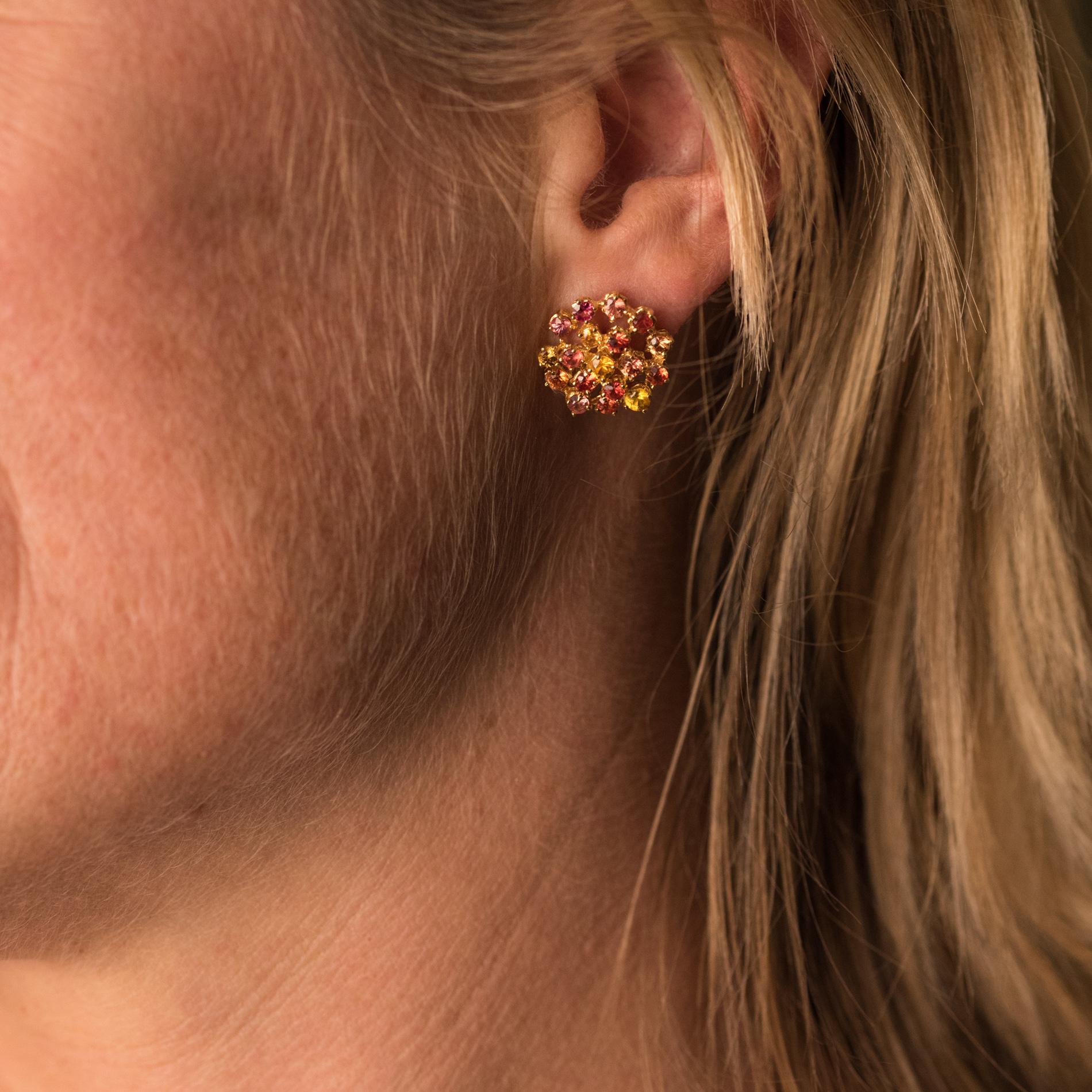 Earrings in yellow gold and silver, yellow gold rhodium plated.
These silver earrings are set in asymmetrical ways with a shades of yellow and orange sapphires. The stem is made with yellow gold and the clasp is a butterfly.
Total weight of
