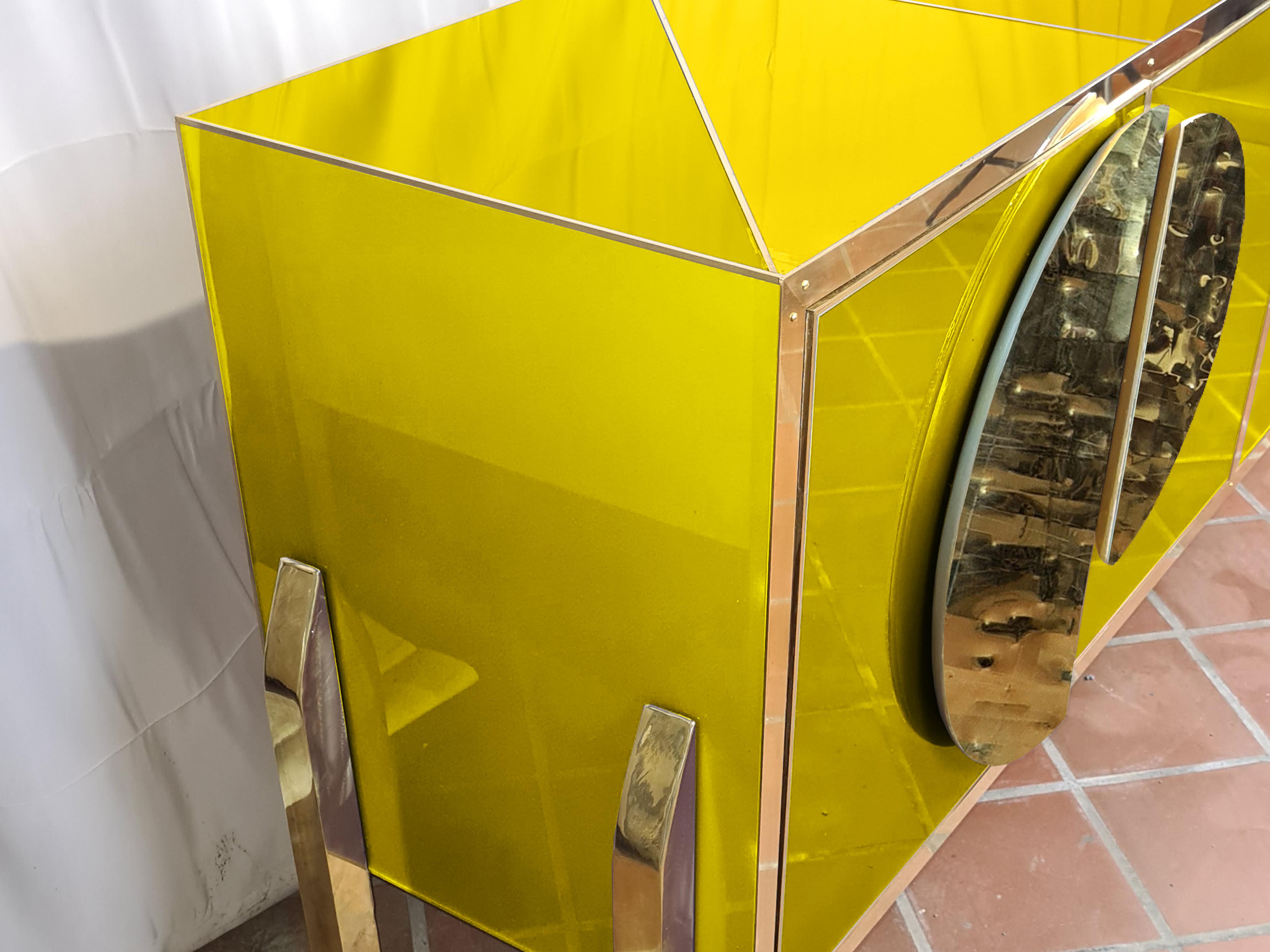 Este exquisito aparador moderno amarillo de cuatro puertas es una obra maestra de la artesanía italiana. 

Hecha a mano con meticulosa atención al detalle, presenta un hermoso marco de madera de abedul complementado con elegantes pies de latón y