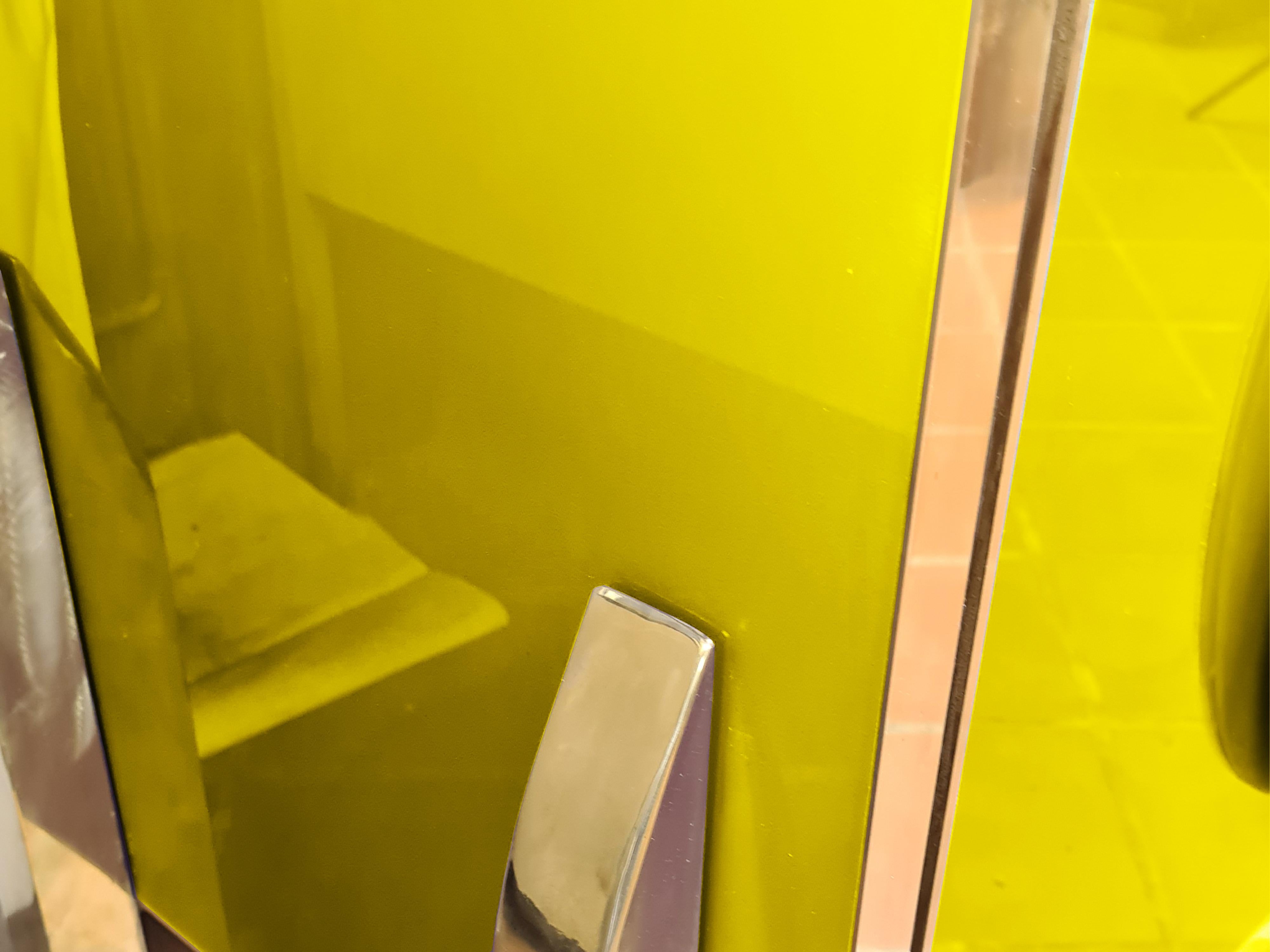 Aparador Moderno Amarillo de Cuatro Puertas con Cristal de Murano Disponible - Made in Italy en Desgastado estado para la venta en Guazzora, IT