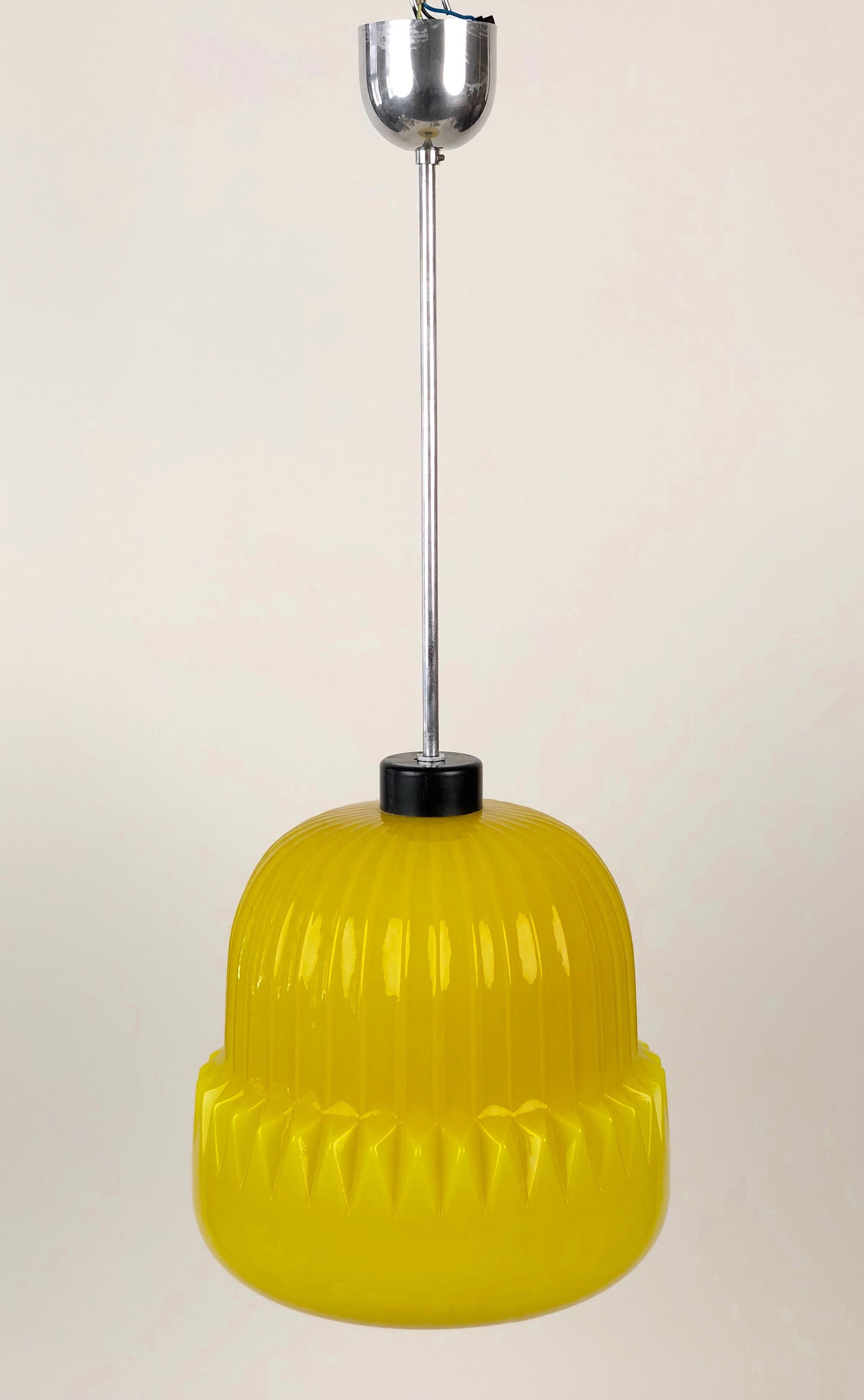 Moderne Verre jaune moderne, suspension globe des années 1960 en vente