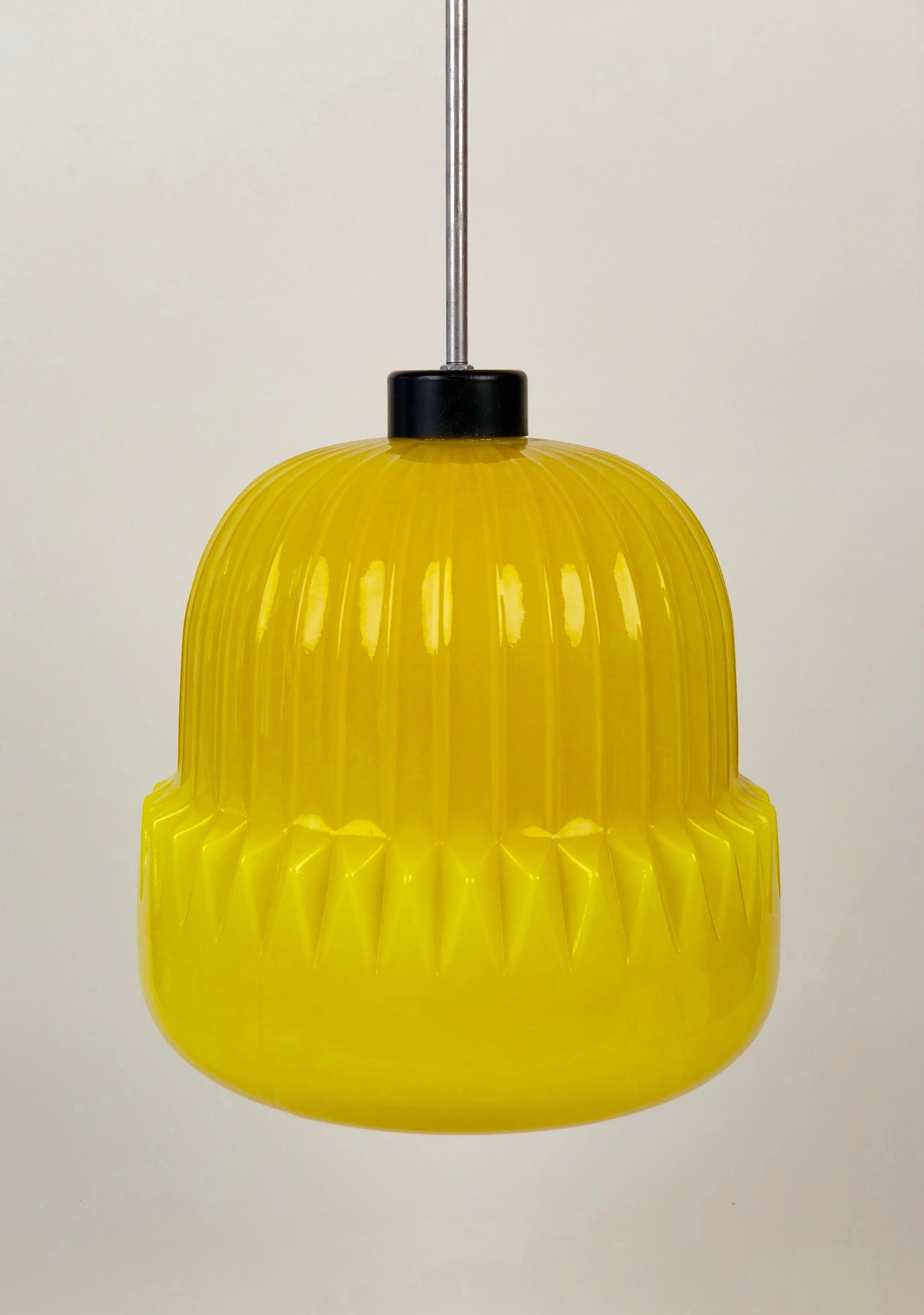 Tchèque Verre jaune moderne, suspension globe des années 1960 en vente