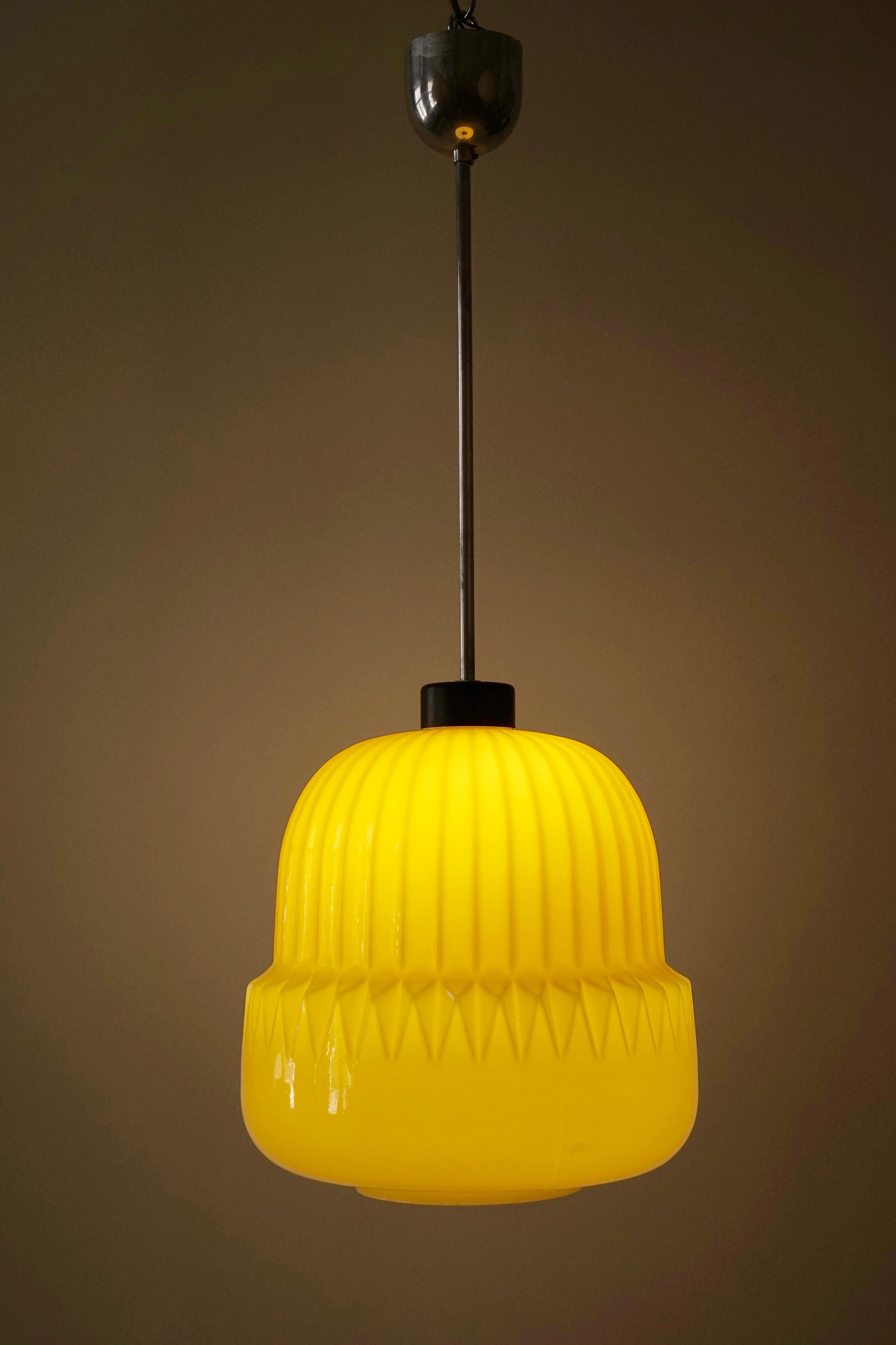 Verre jaune moderne, suspension globe des années 1960 Bon état - En vente à Vienna, Austria
