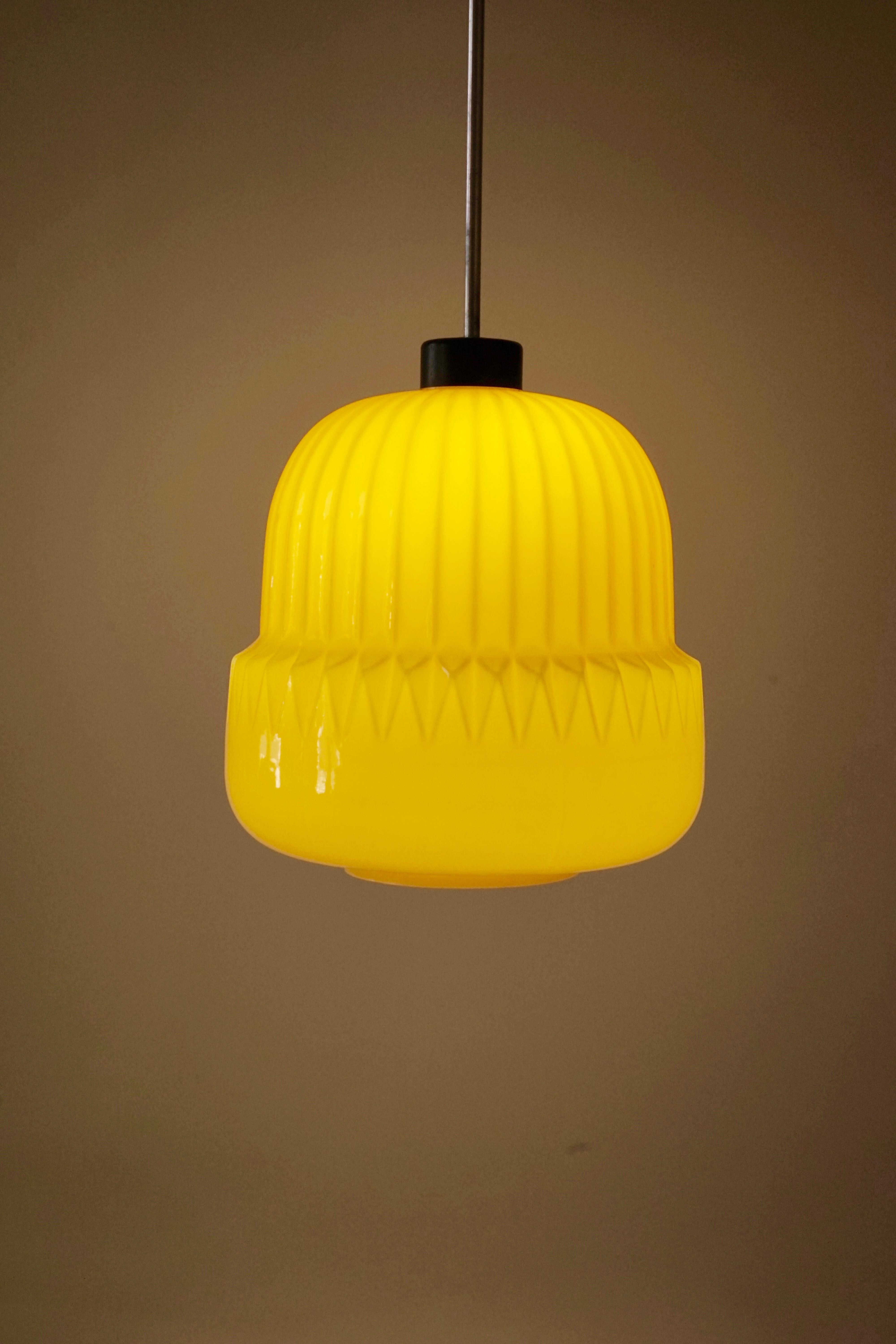 Milieu du XXe siècle Verre jaune moderne, suspension globe des années 1960 en vente