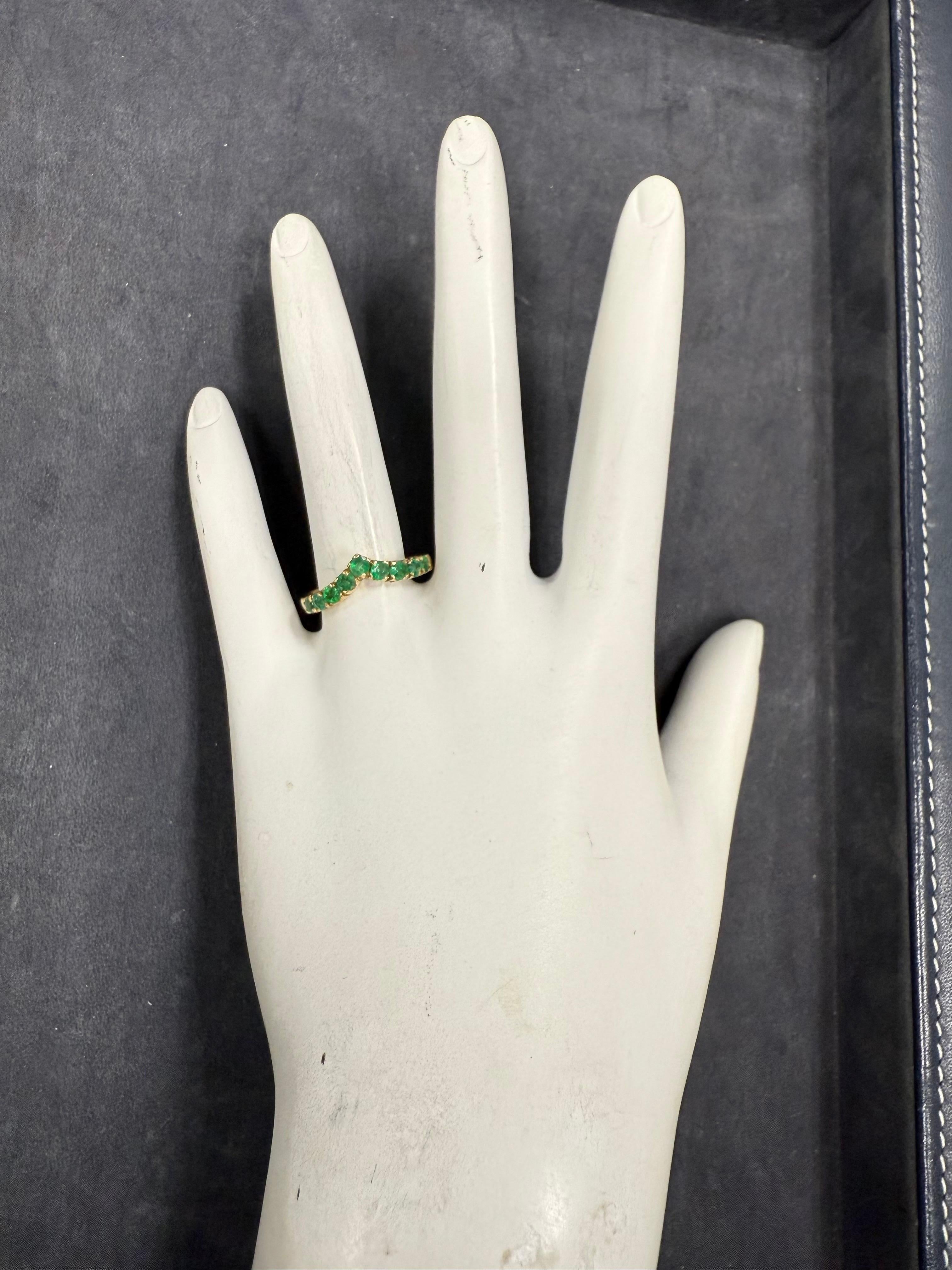 Ein modernes Band aus Gelbgold, besetzt mit 9 natürlichen grünen Smaragden von ca. 0,7 Karat. Der Ring ist mit dem Stempel 585 versehen und wiegt insgesamt etwa 2 Gramm. Die Fingergröße ist 6,5.
