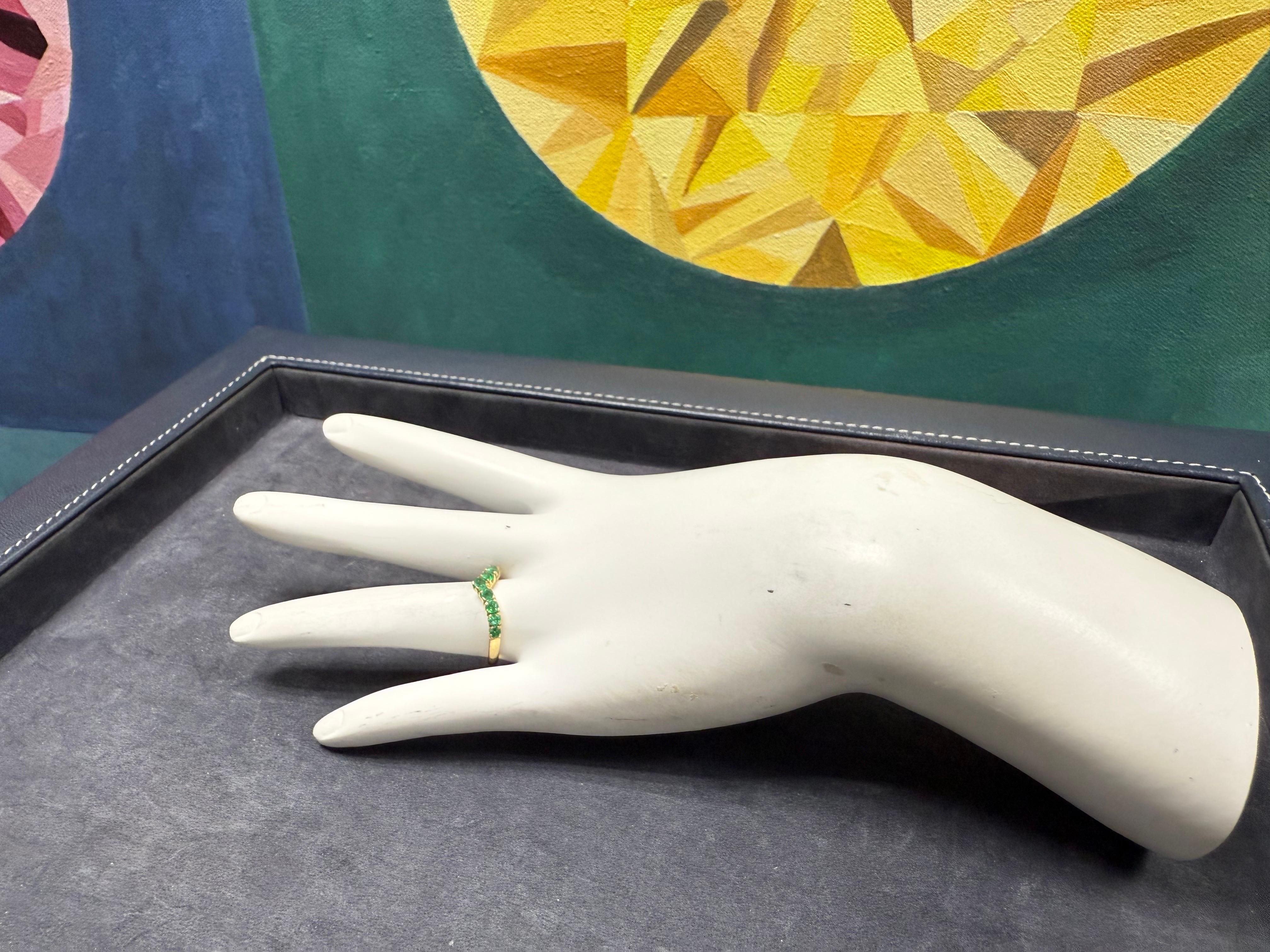 Modernes Statement-Band aus Gelbgold mit 0,7ct natürlichem grünen Smaragd im Angebot 2