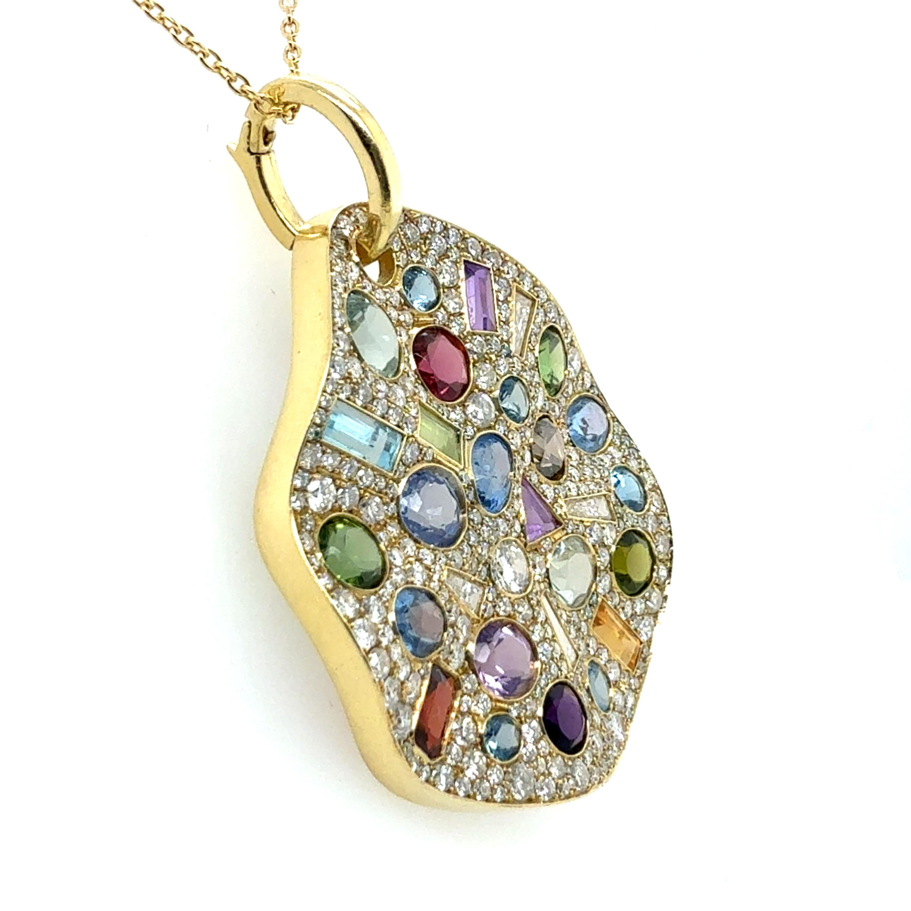 Un magnífico colgante multicolor y de diamantes naturales de excepcional arte, engastado con aproximadamente 285 piedras de una deslumbrante variedad de formas y colores. Casi todos los diamantes naturales redondos están microengastados en garras,
