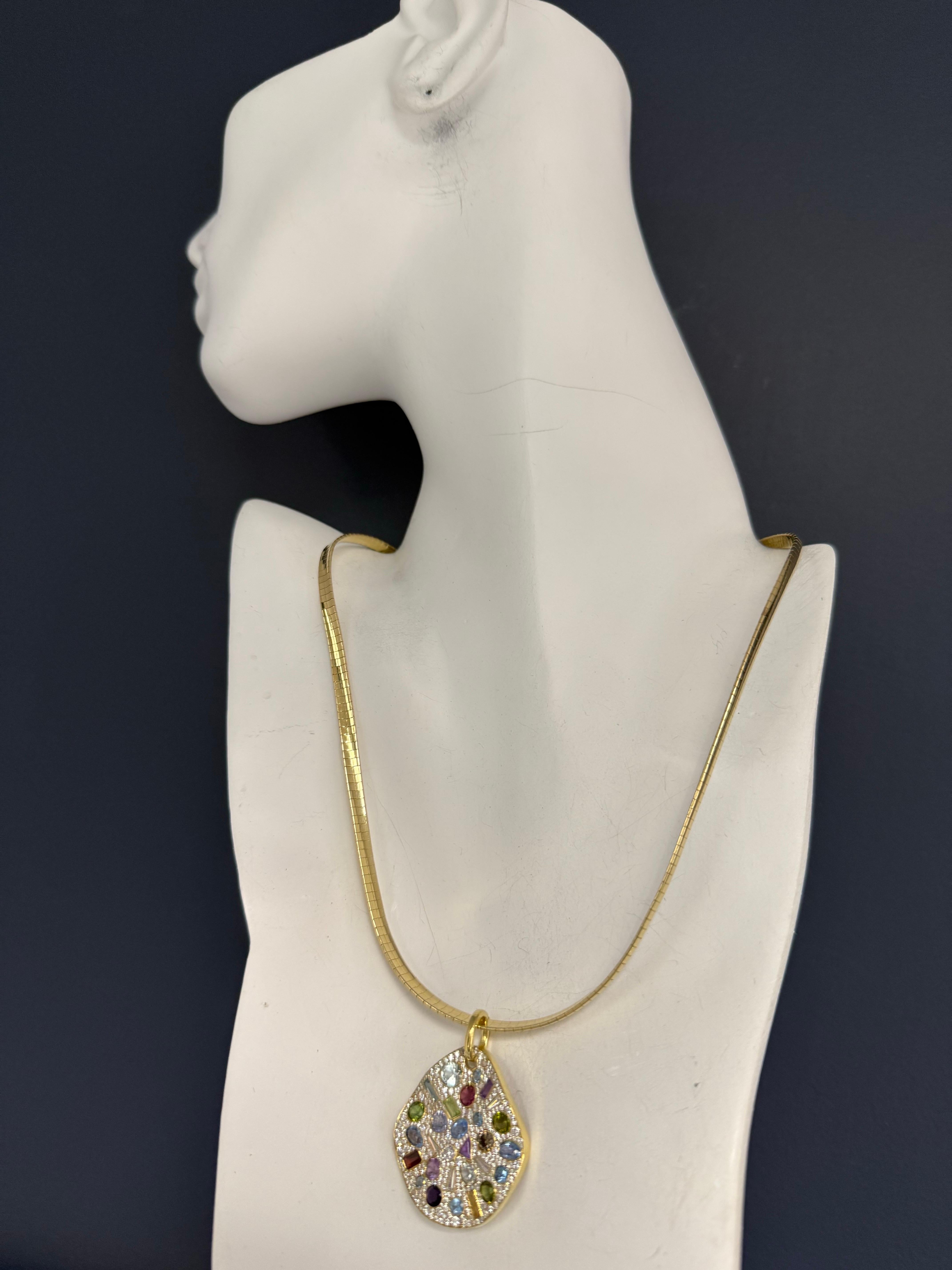 Colgante Moderno de Oro Amarillo con Diamante Natural de 4 Quilates y Declaración Multicolor en venta 1