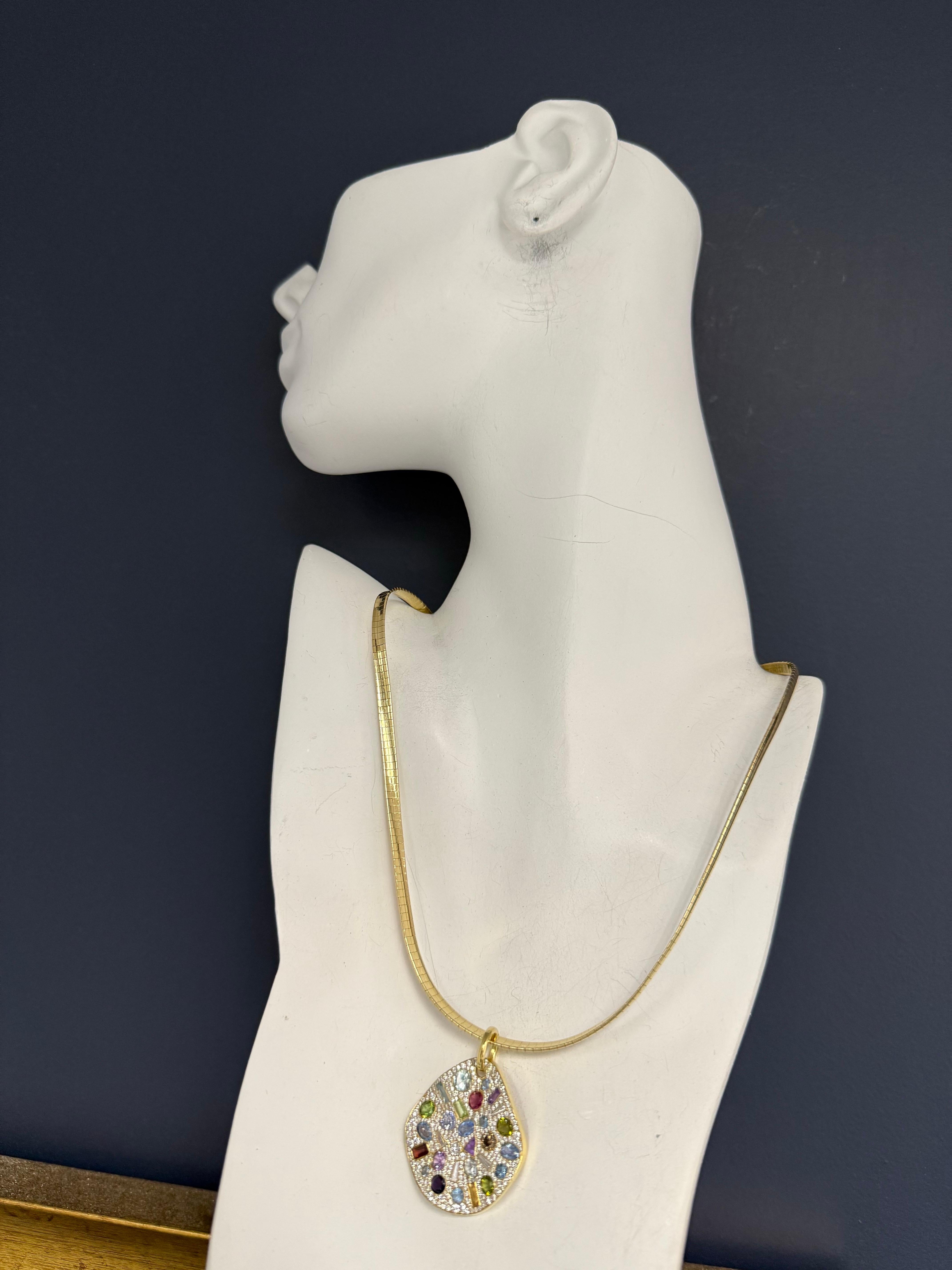 Colgante Moderno de Oro Amarillo con Diamante Natural de 4 Quilates y Declaración Multicolor en venta 3