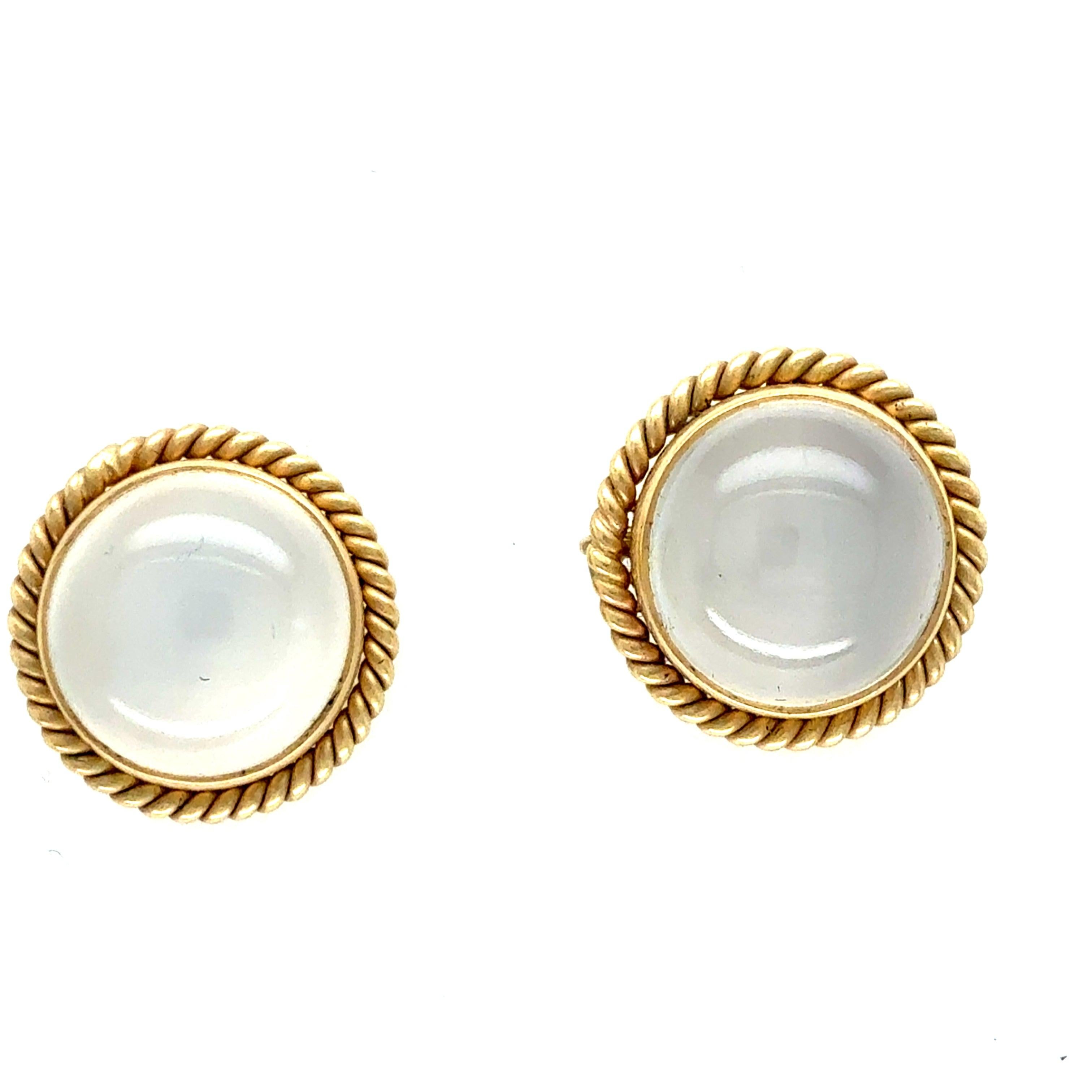 Ein atemberaubendes Paar Gelbgold Katzenauge Mondstein Cabochon Ohrringe von hoch angesehenen Designer Philip Monroe, gestempelt 585 und vom Künstler unterzeichnet. Bitte achten Sie besonders auf das Video. Jeder Ohrring besteht aus einem