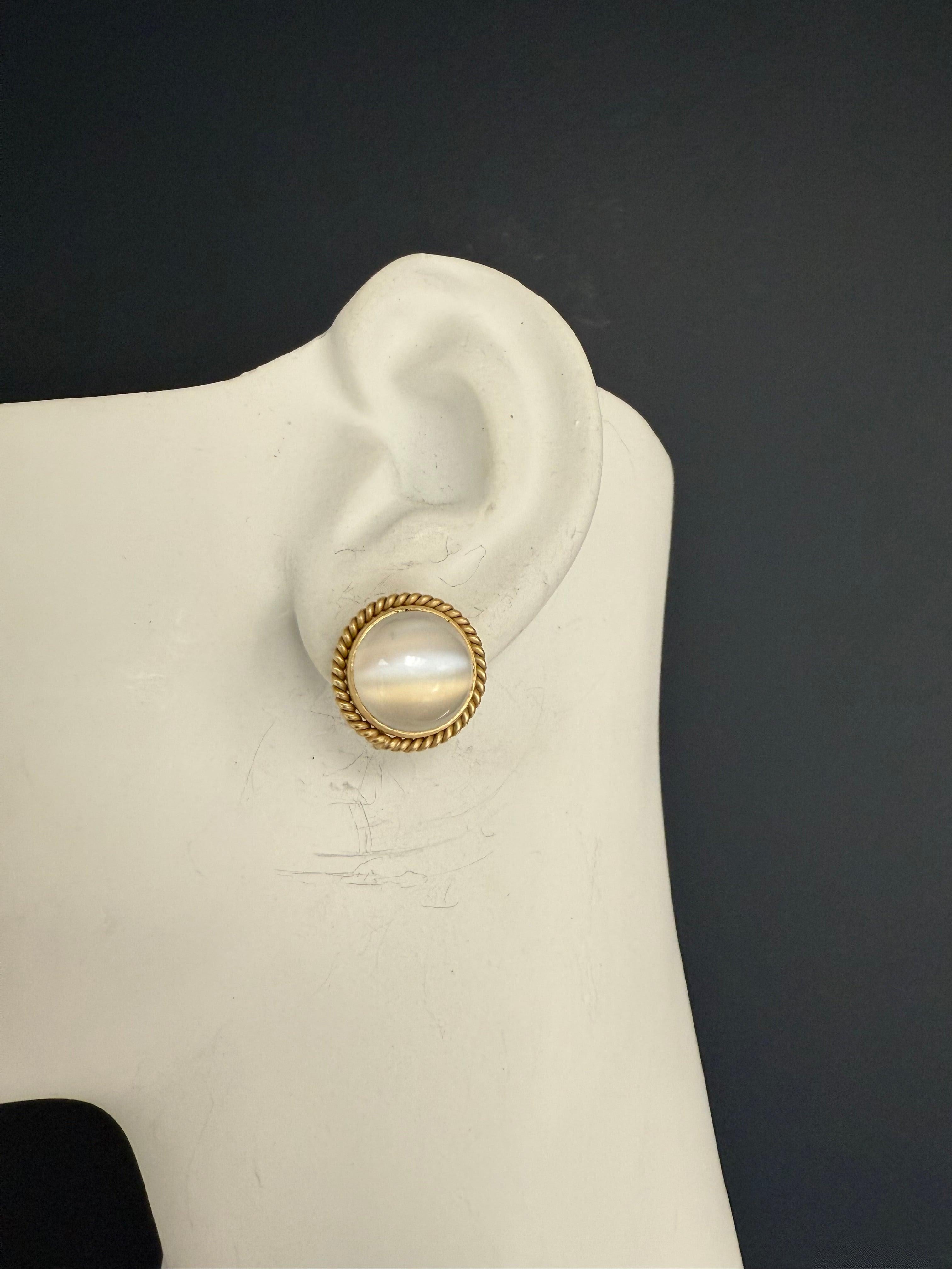 Modernes Gelbgold Katzenauge Cabochon Mondstein Ohrringe signiert von Philip Monroe im Angebot 1