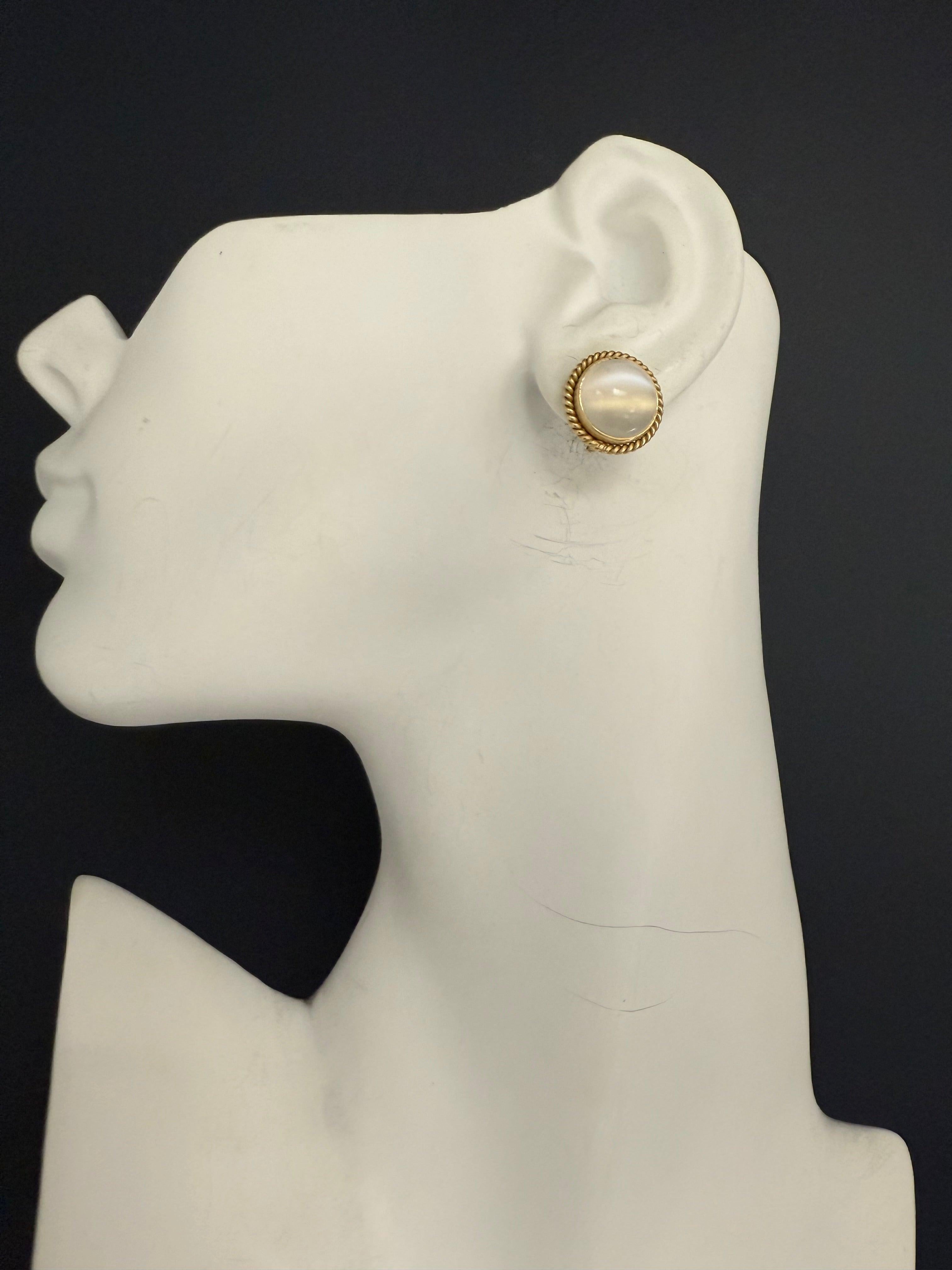 Modernes Gelbgold Katzenauge Cabochon Mondstein Ohrringe signiert von Philip Monroe im Angebot 2