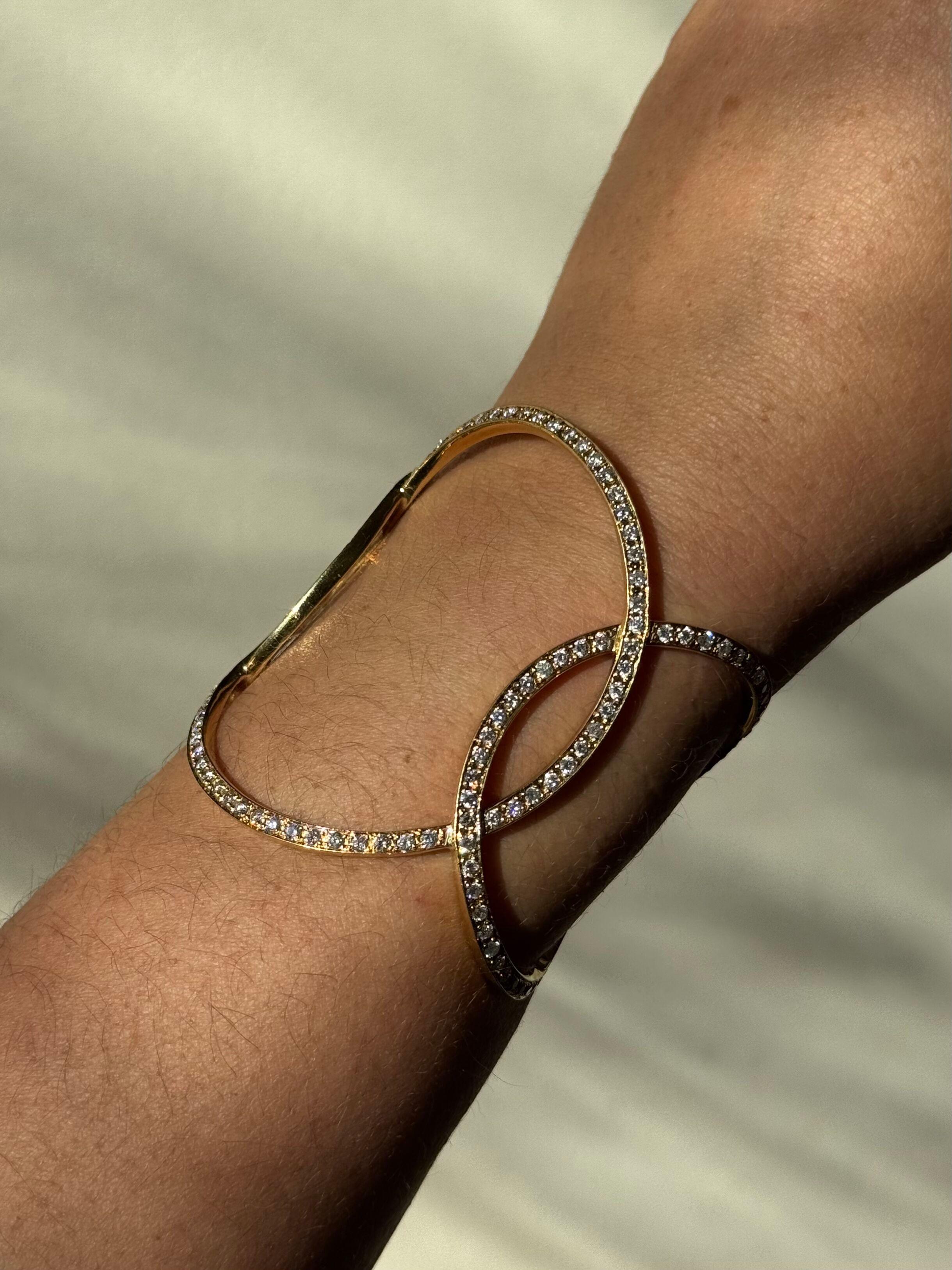 Bracelet manchette moderne en or jaune 18k, présentant trois ovales ouverts entrelacés, sertis d'environ 1,20ctw de diamants H/VS. Le bracelet s'adapte à un poignet d'environ 7