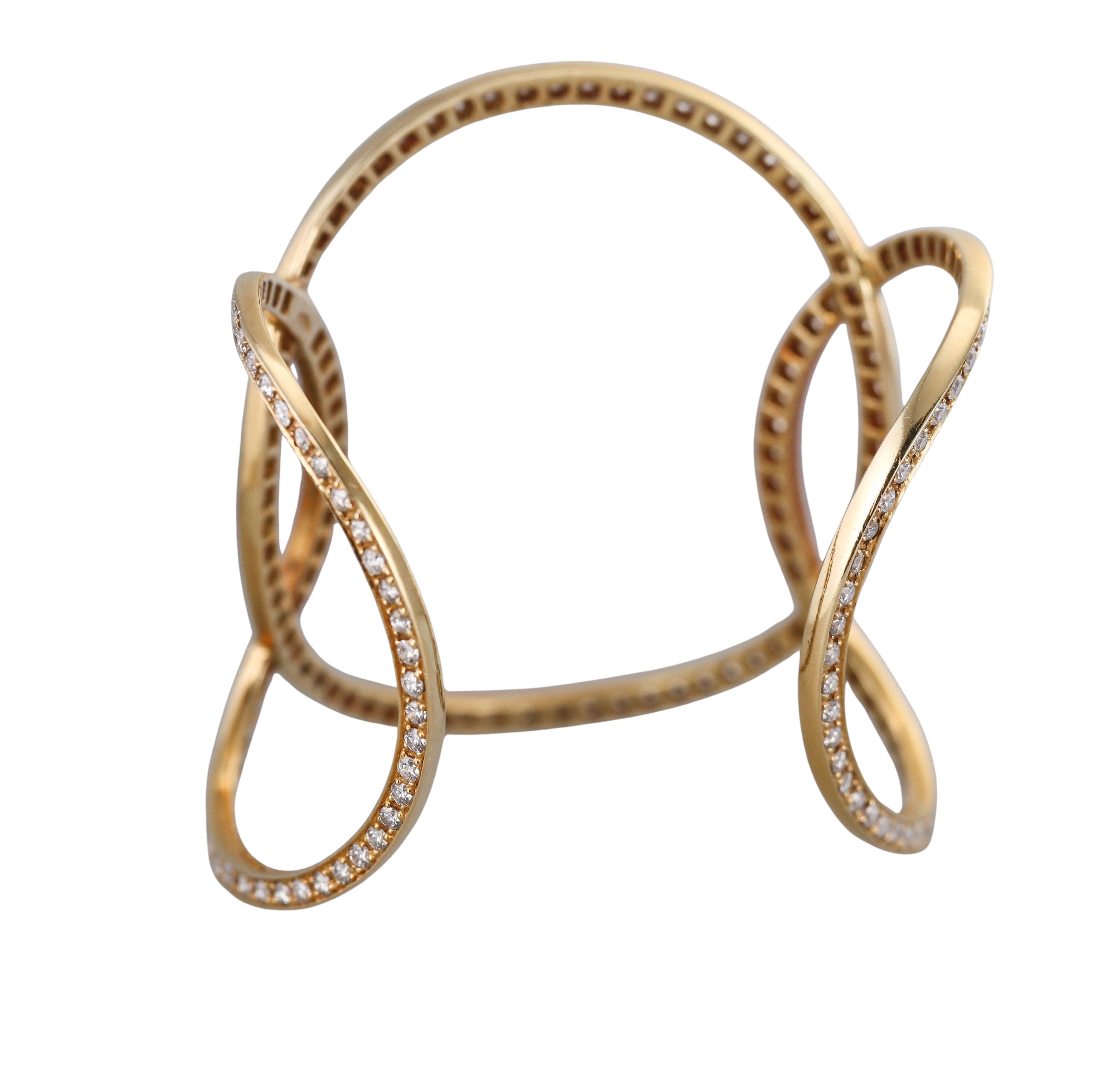Taille ronde Bracelet manchette ovale moderne ouvert en or jaune et diamants en vente