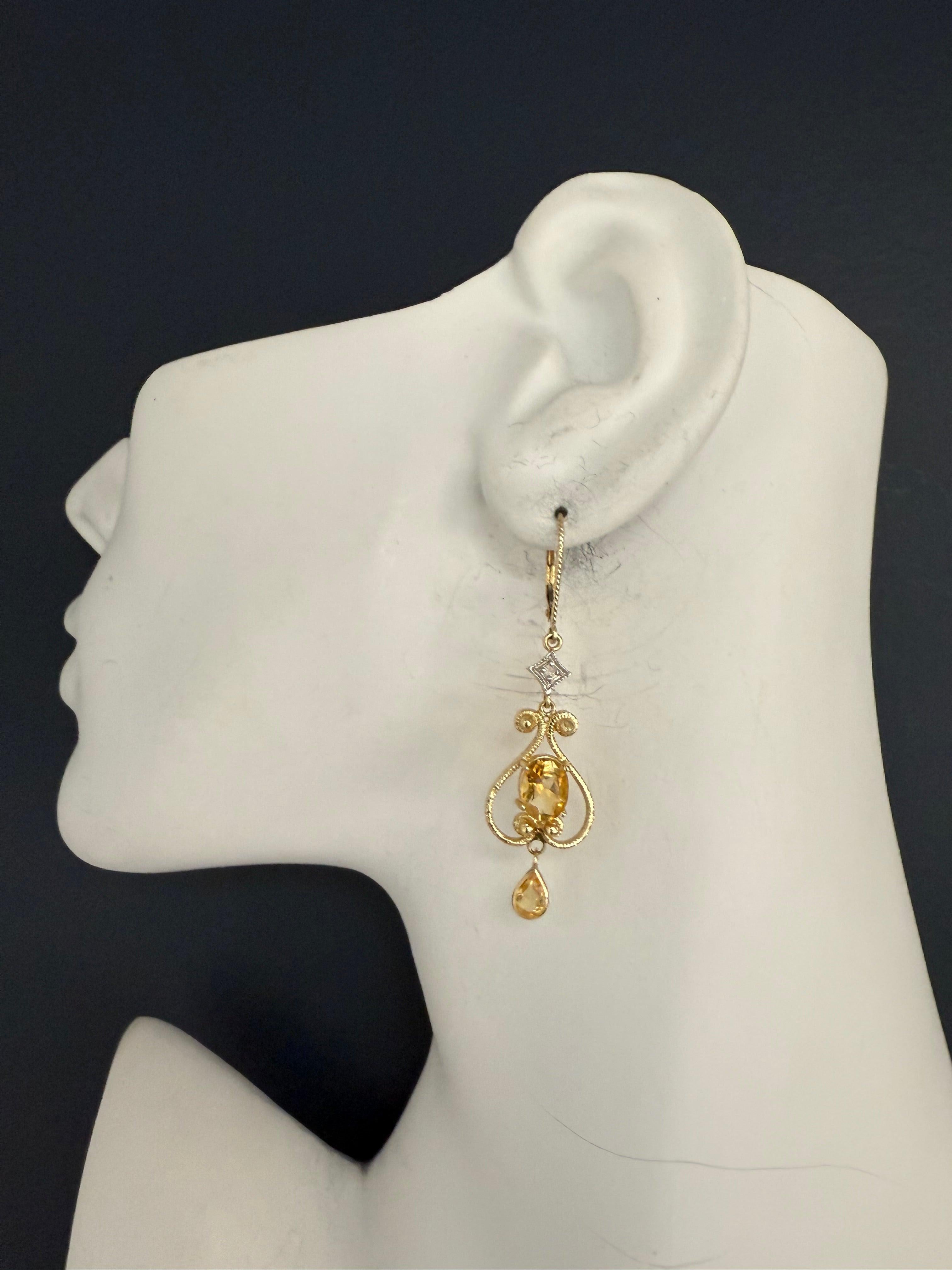 Ohrringe aus 14-karätigem Gelbgold mit zwei ovalen Citrin-Quarzsteinen von 8 x 6 mm, ergänzt durch ein Paar birnenförmige Citrinsteine und natürliche farblose Diamanten. Die Ohrringe sind 2 Zoll lang, etwa 0,5 Zoll breit und wiegen insgesamt 5